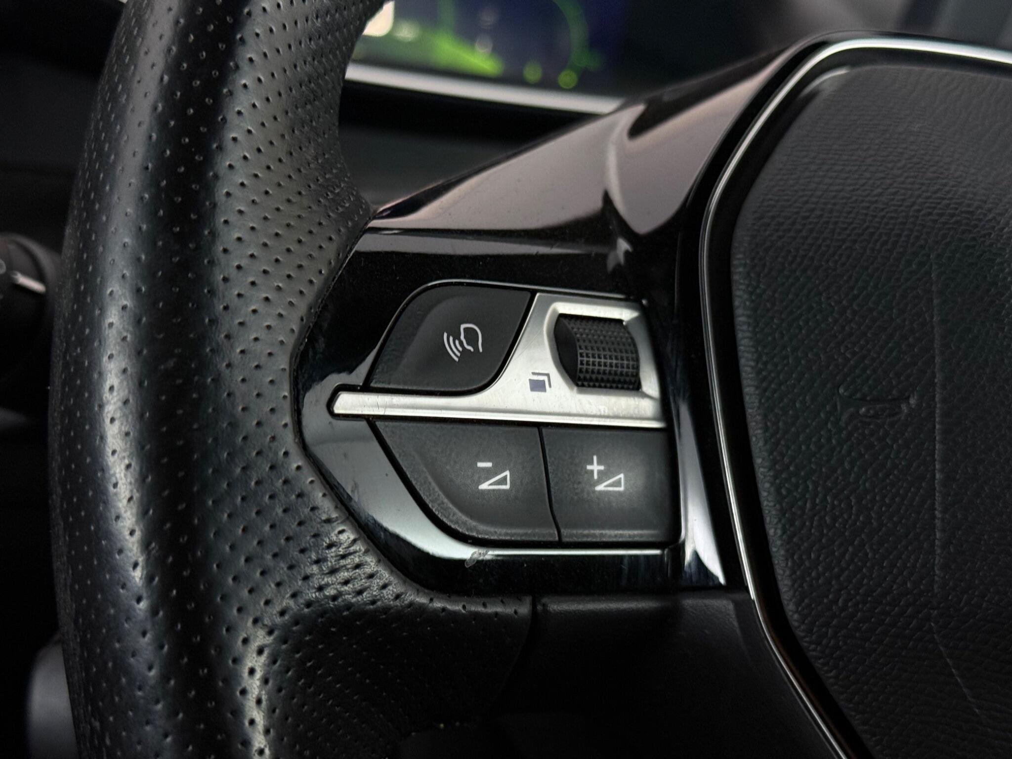 Peugeot 208 view 12