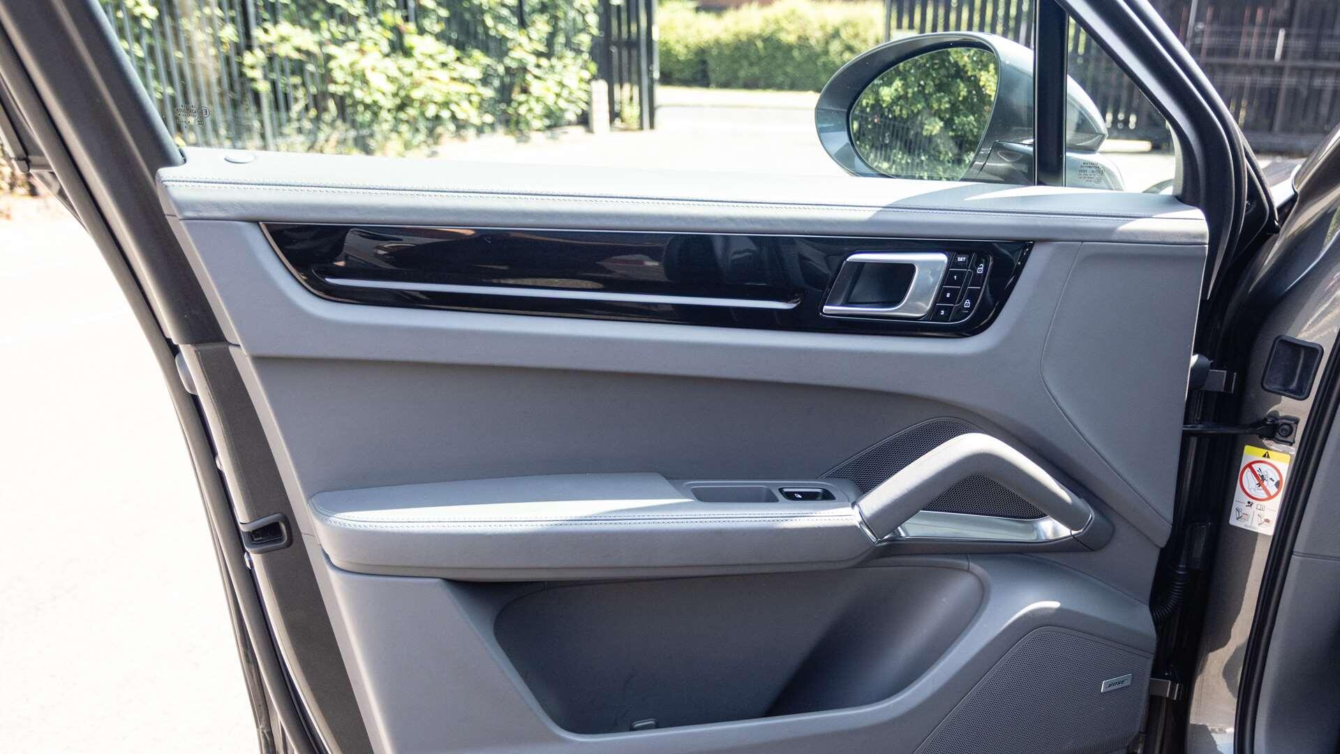 Porsche Cayenne view 35