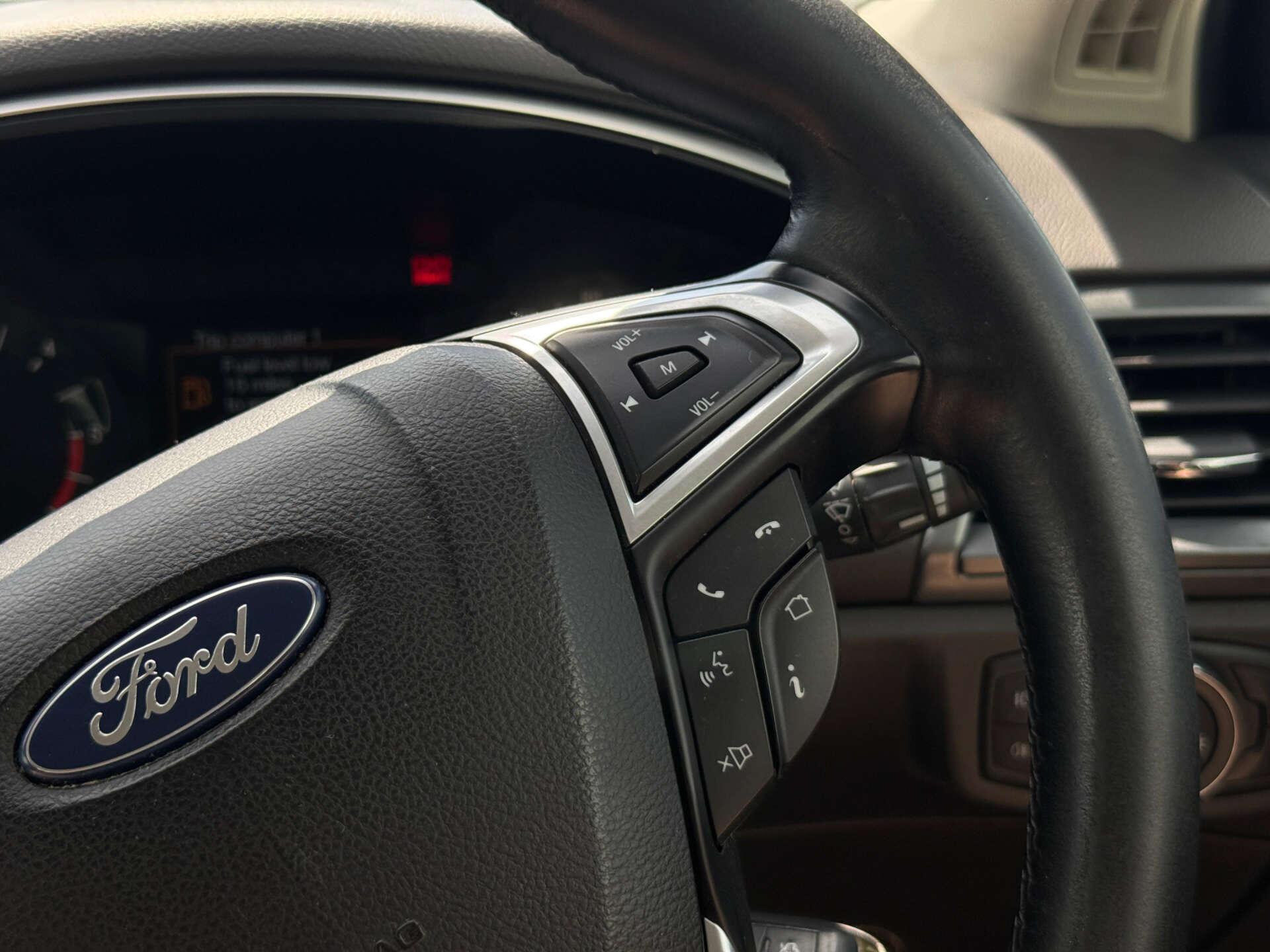 Ford Mondeo view 45