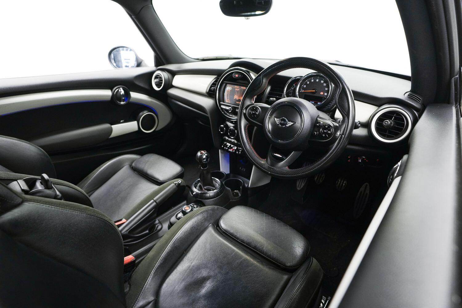 Mini Hatch view 8