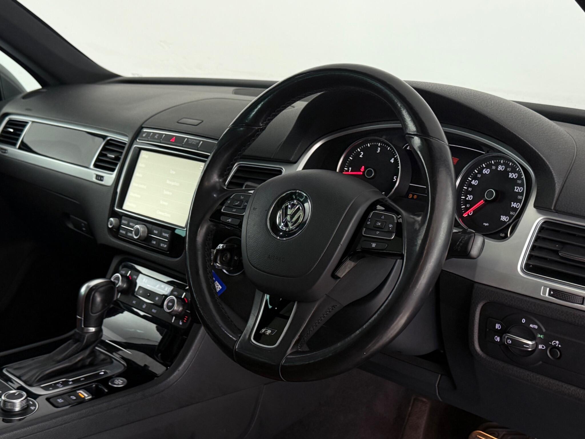 Volkswagen Touareg view 3