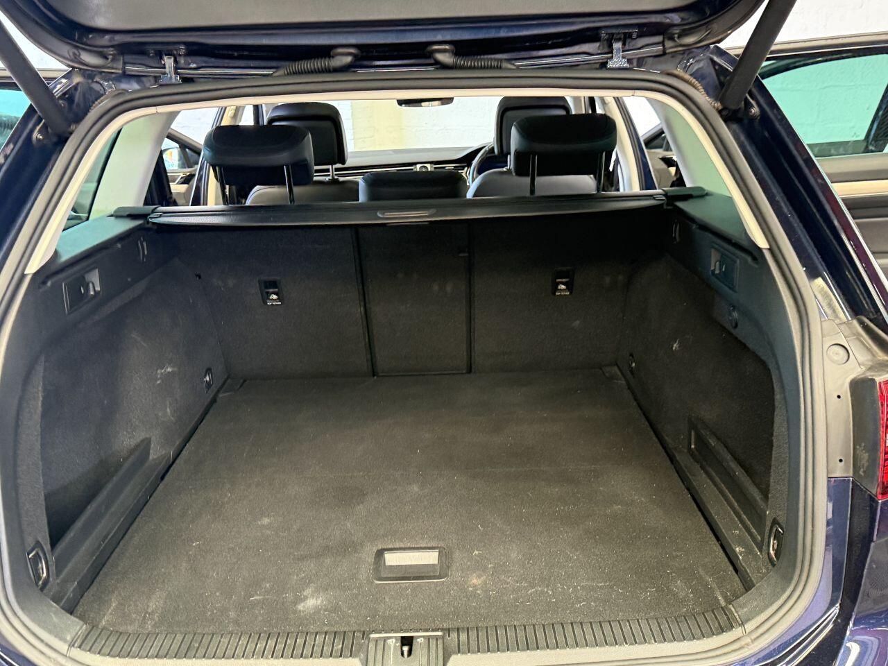 Volkswagen Passat view 17