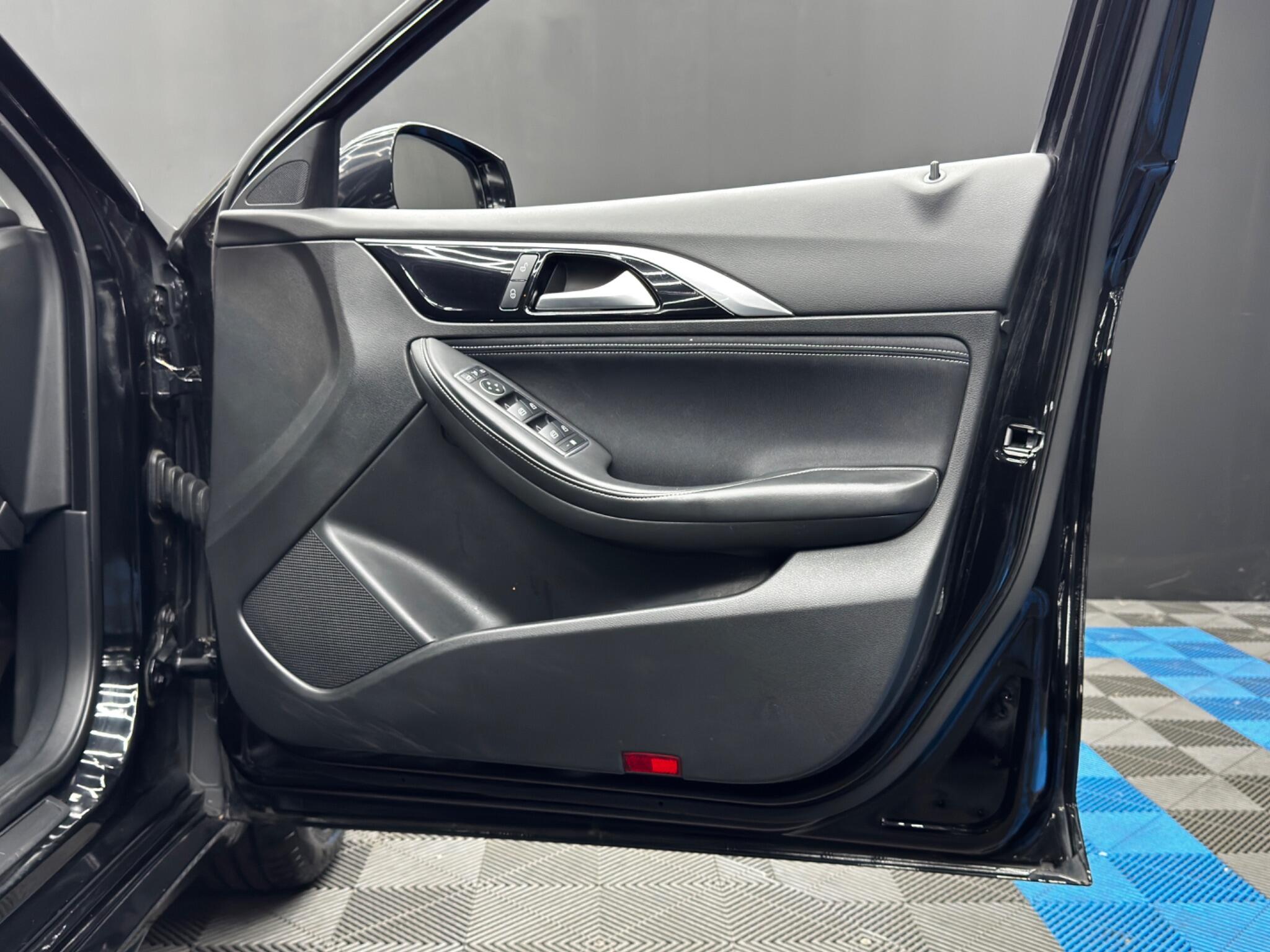 Infiniti Q30 view 39