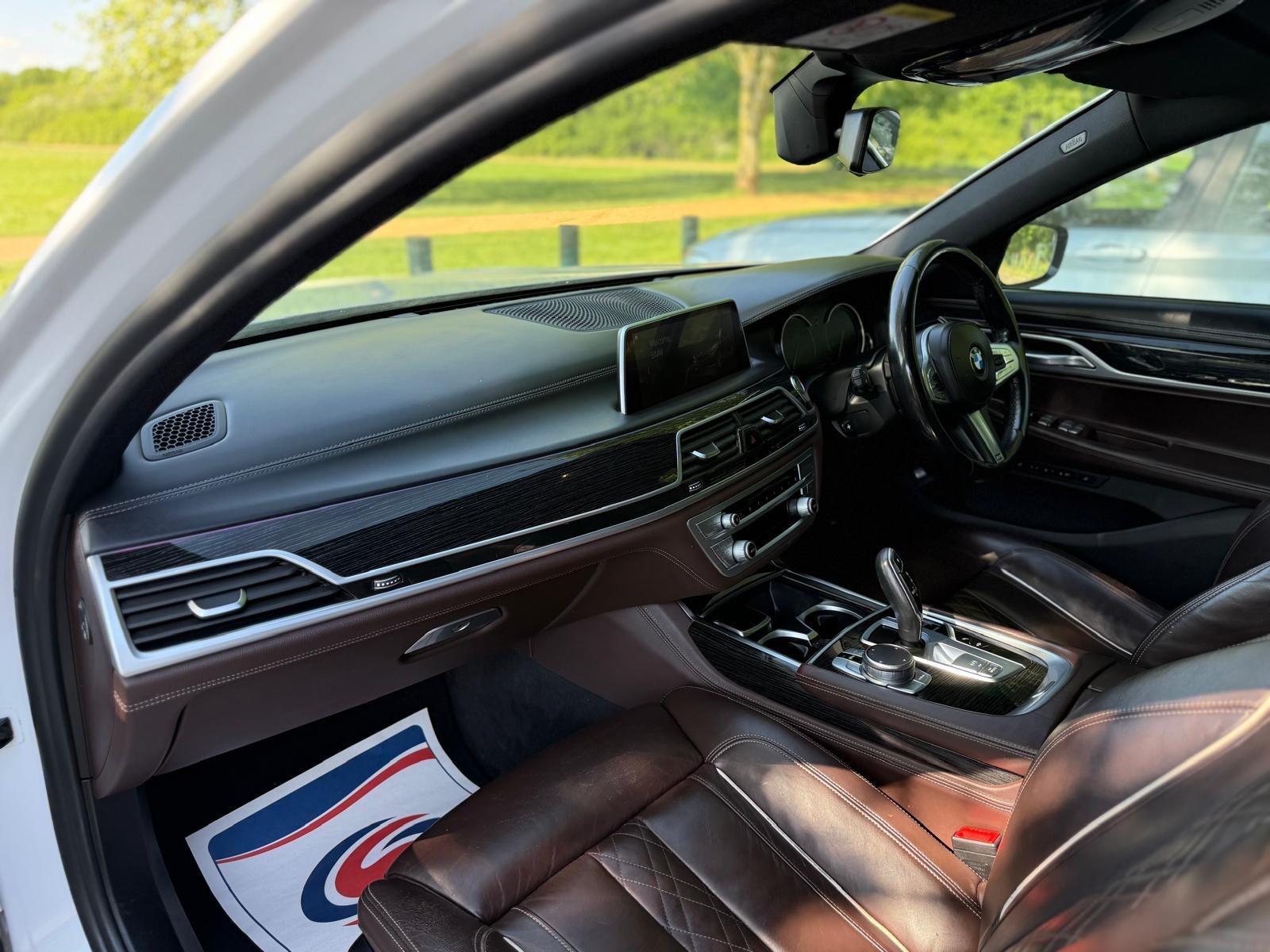 BMW 7 Series view 24