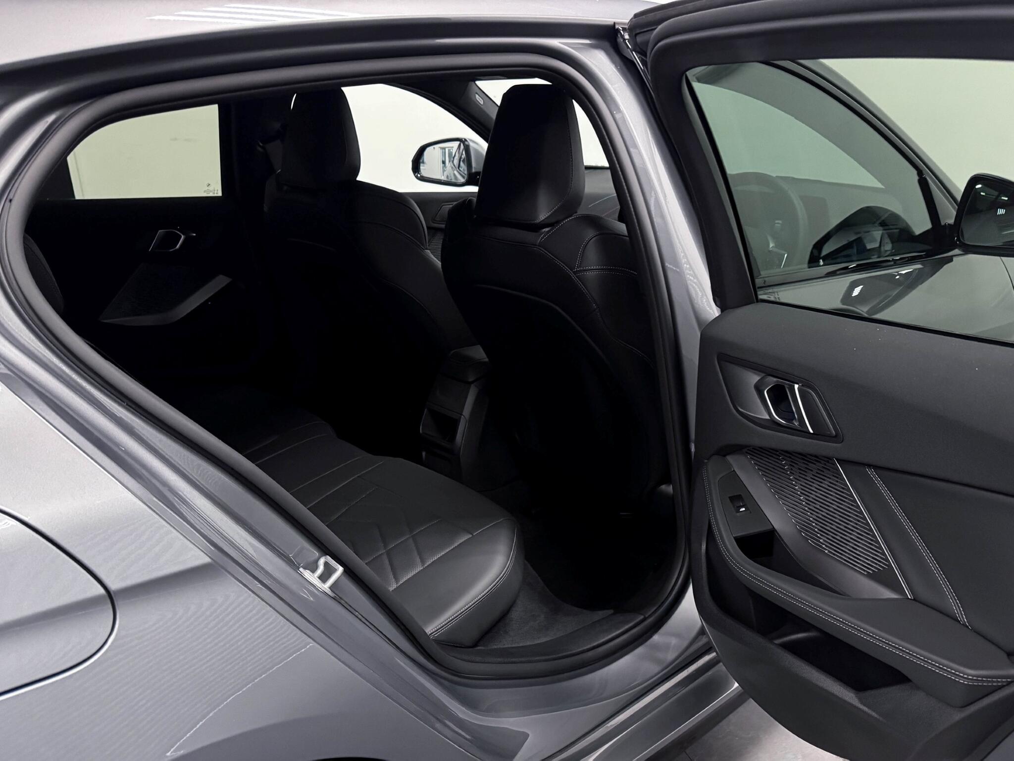 BMW 1 Series view 8