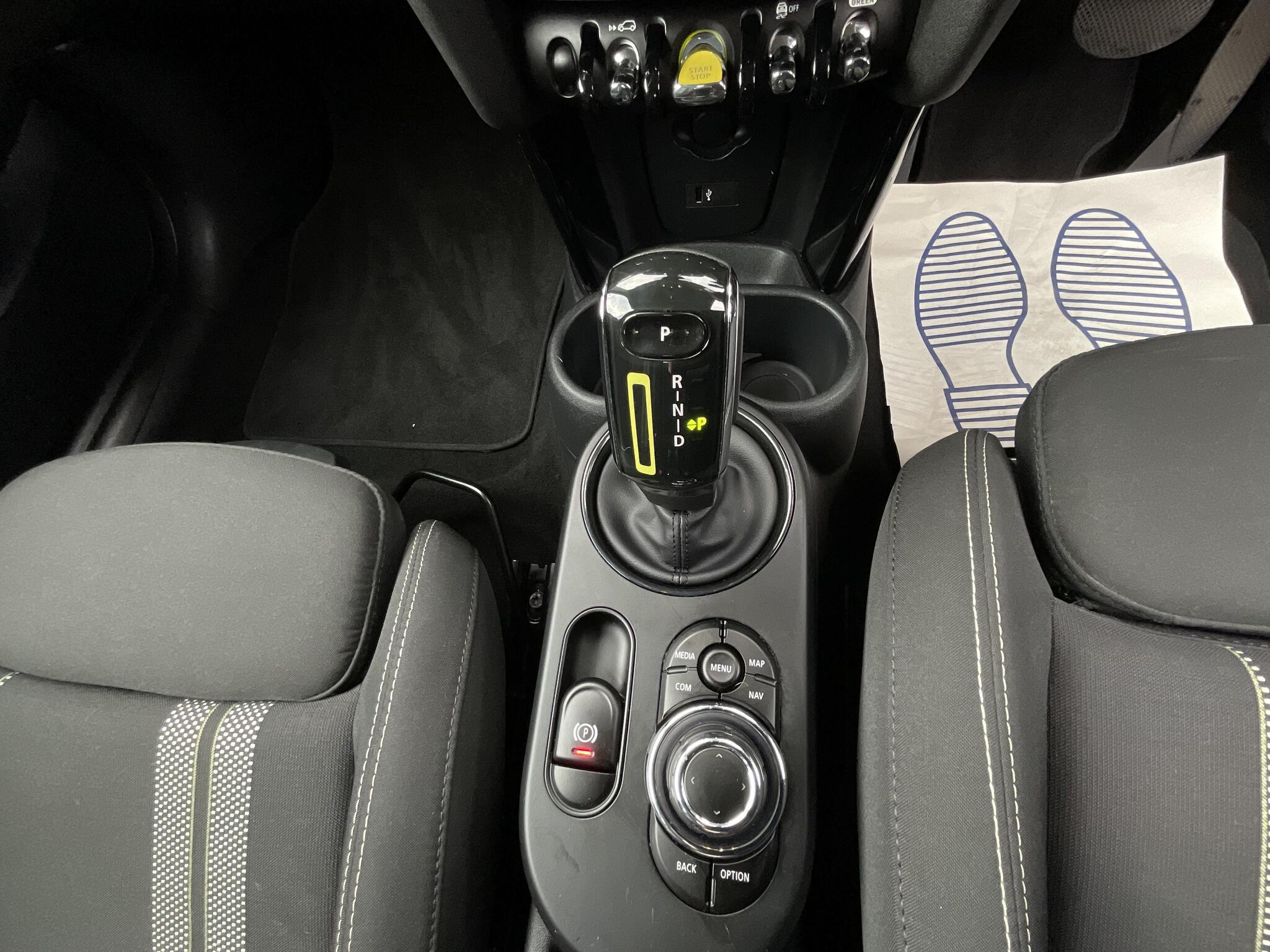 Mini Hatch view 32