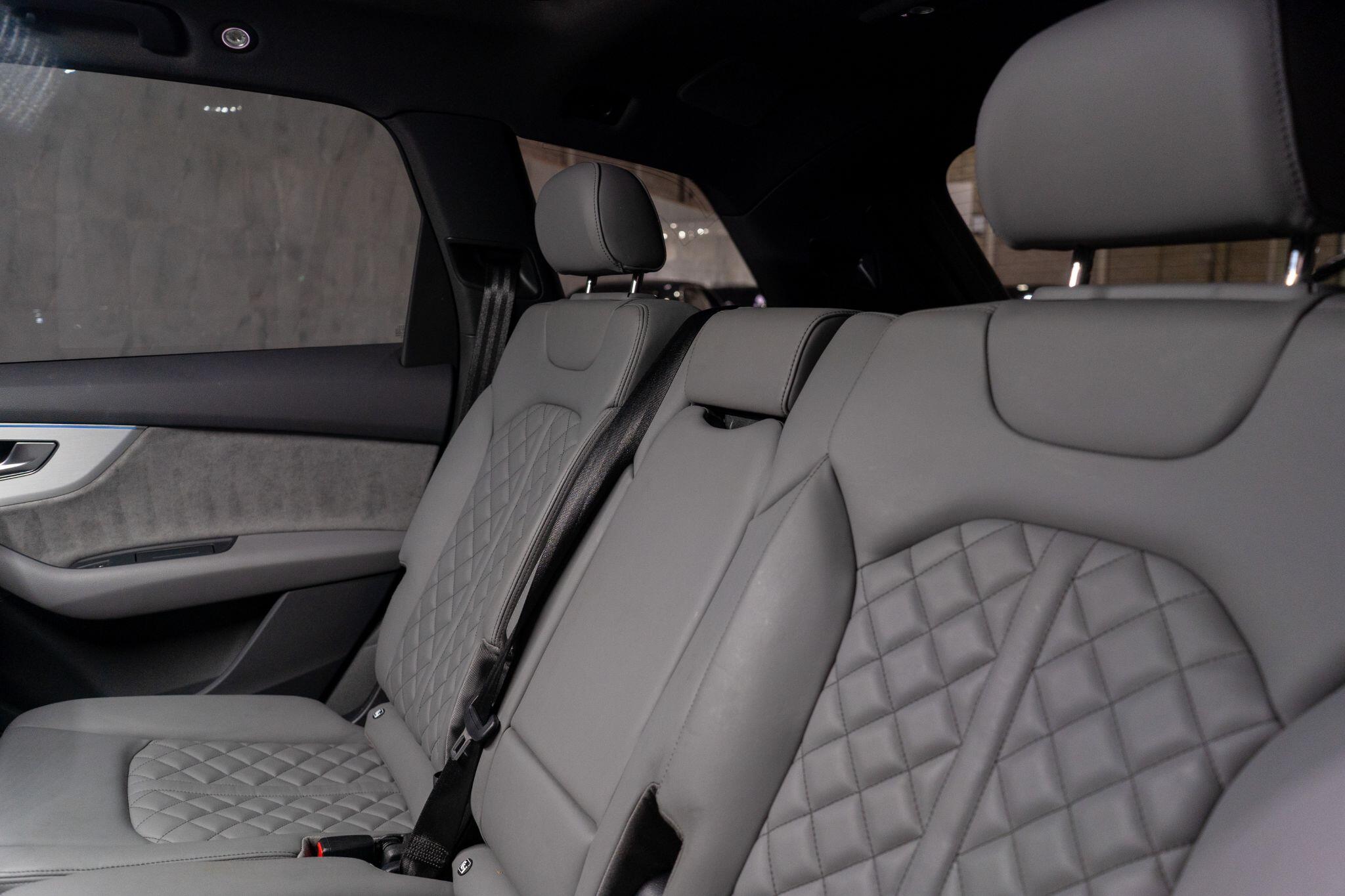 Audi SQ7 view 18