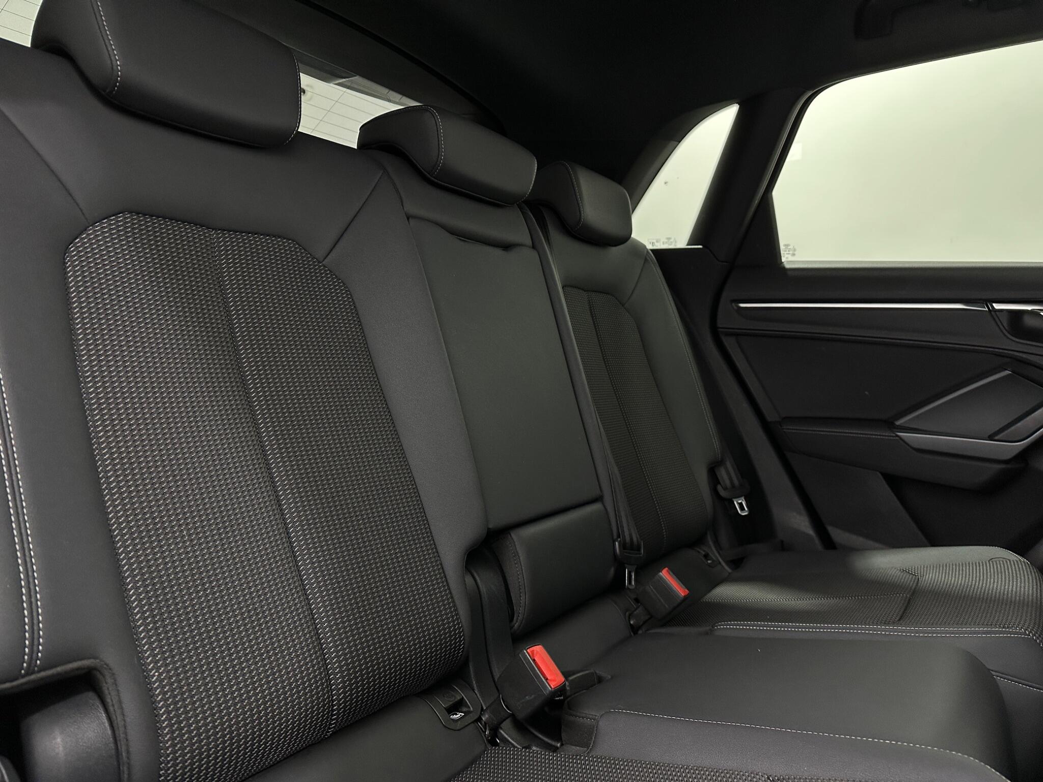 Audi Q3 view 41