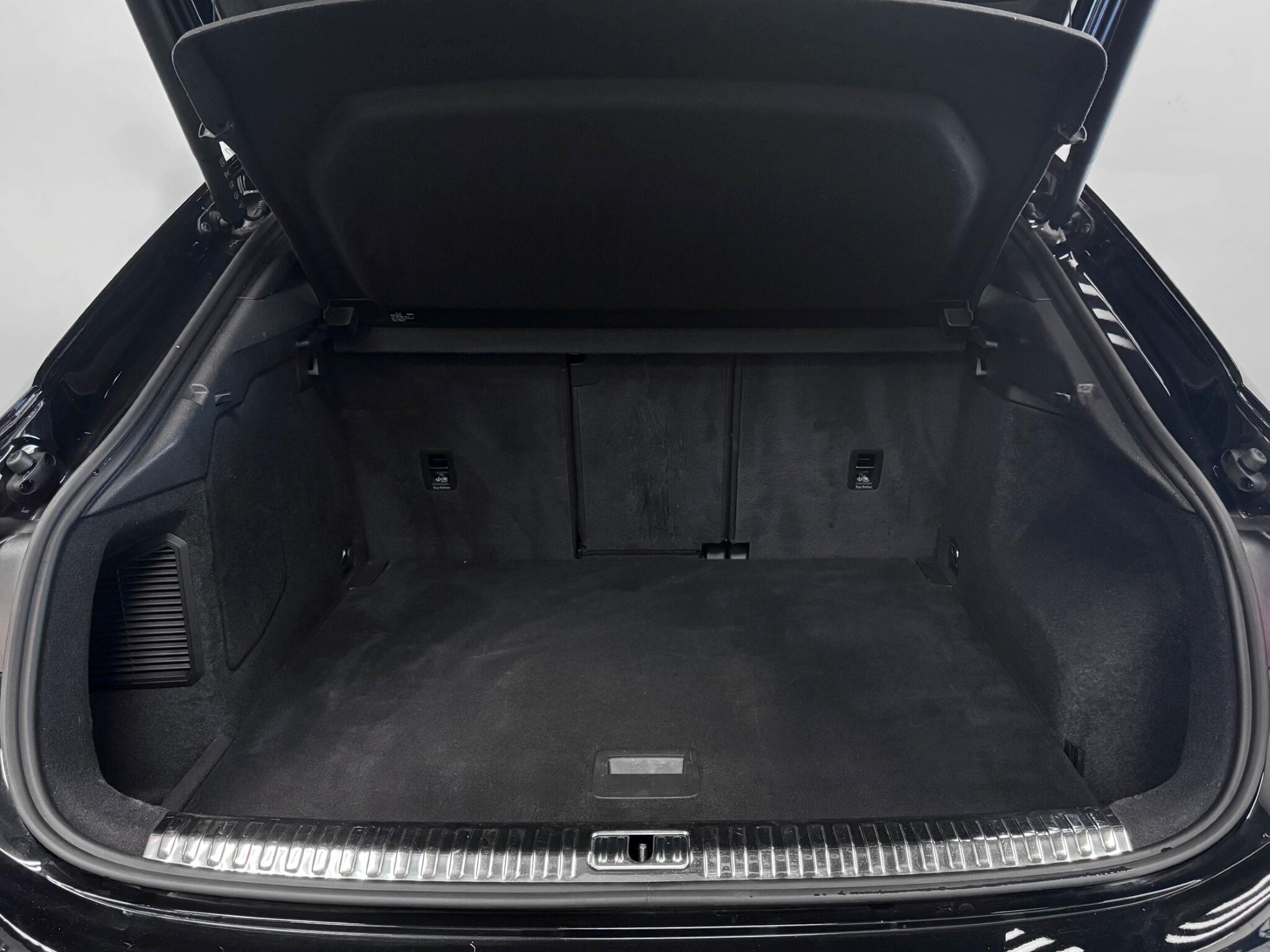 Audi Q3 view 14