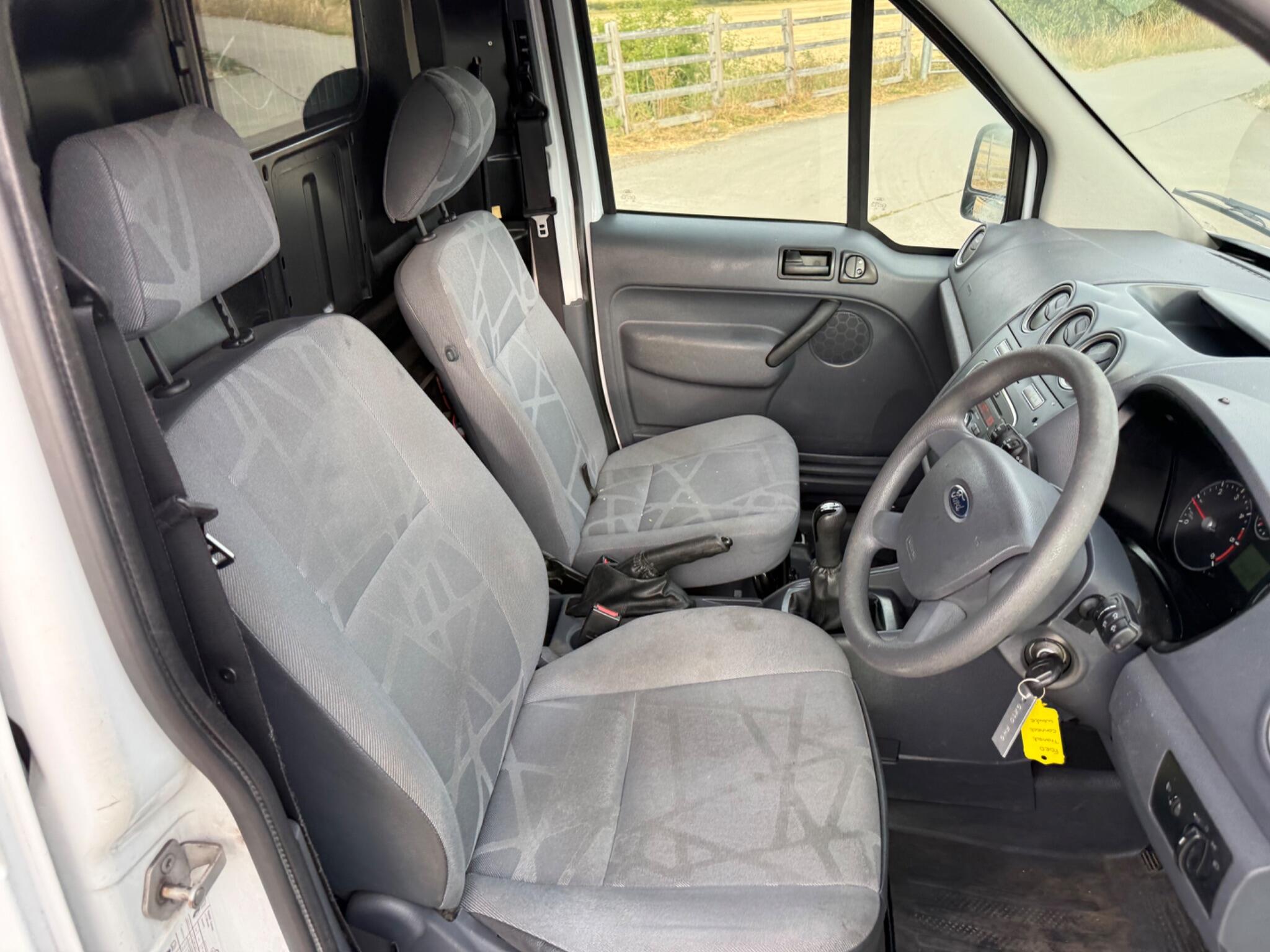 Ford Transit Connect 1.8 TDCi T200 L1 H1 4dr — photo 30 of 86