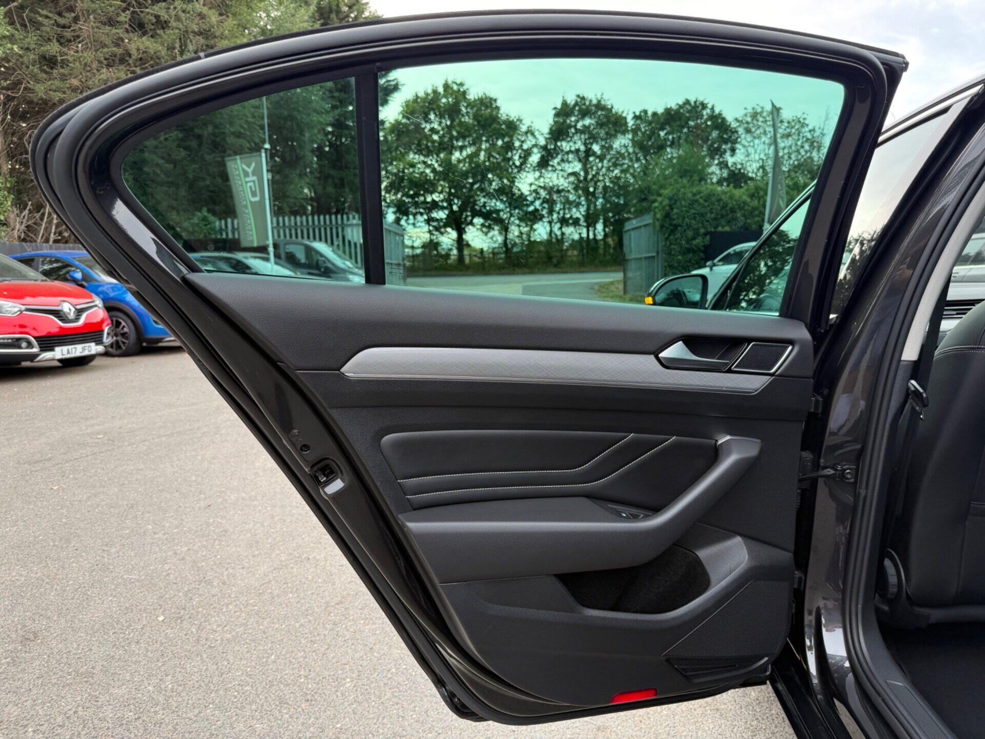 Volkswagen Passat view 32