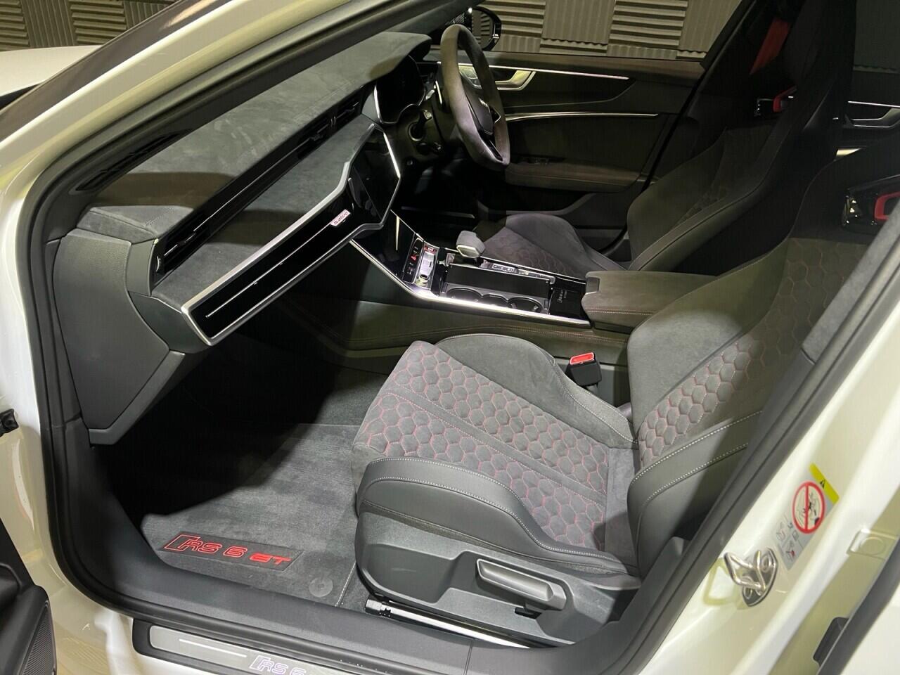Audi RS6 Avant view 21