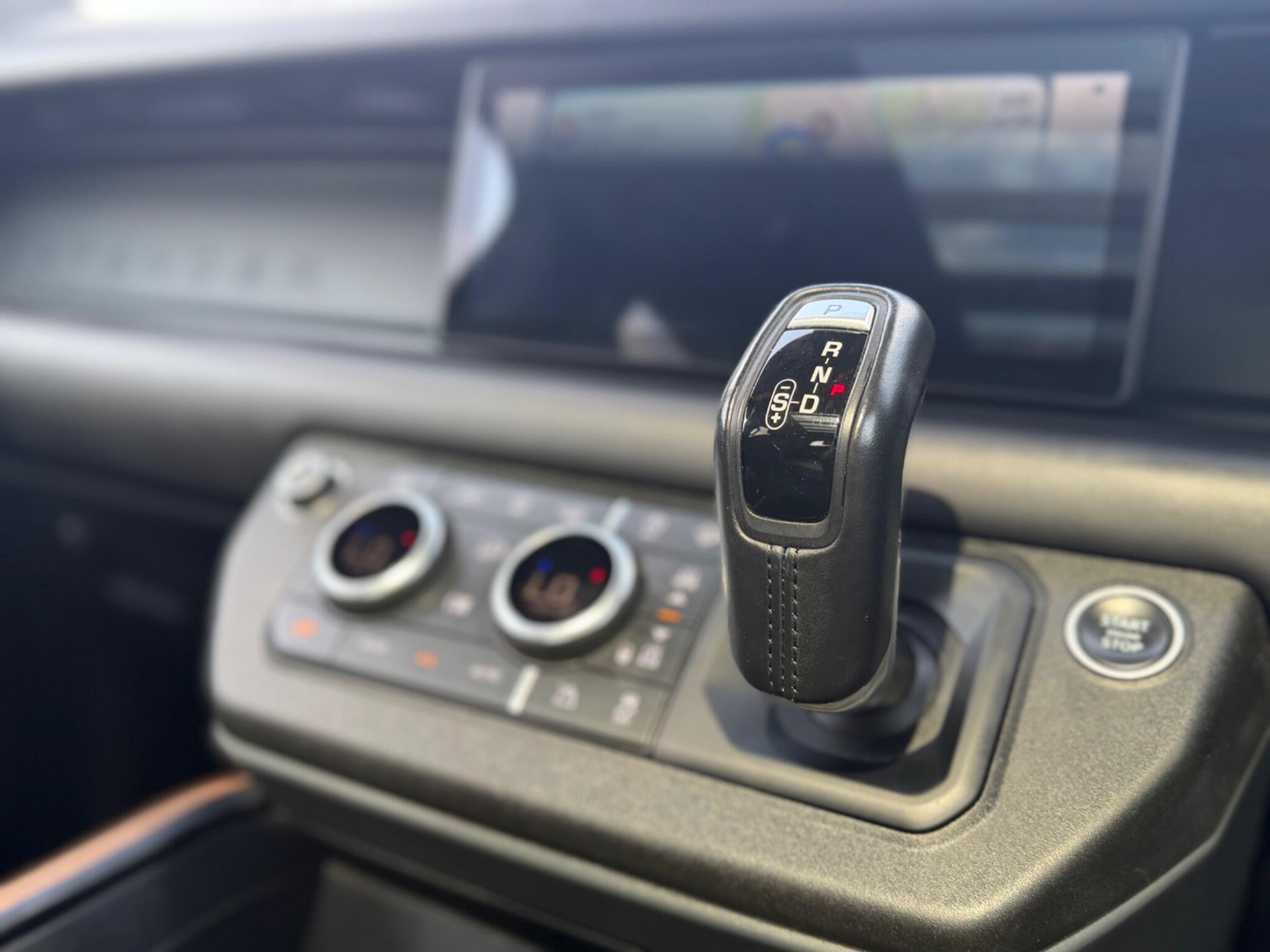 Land Rover Defender 110 view 14
