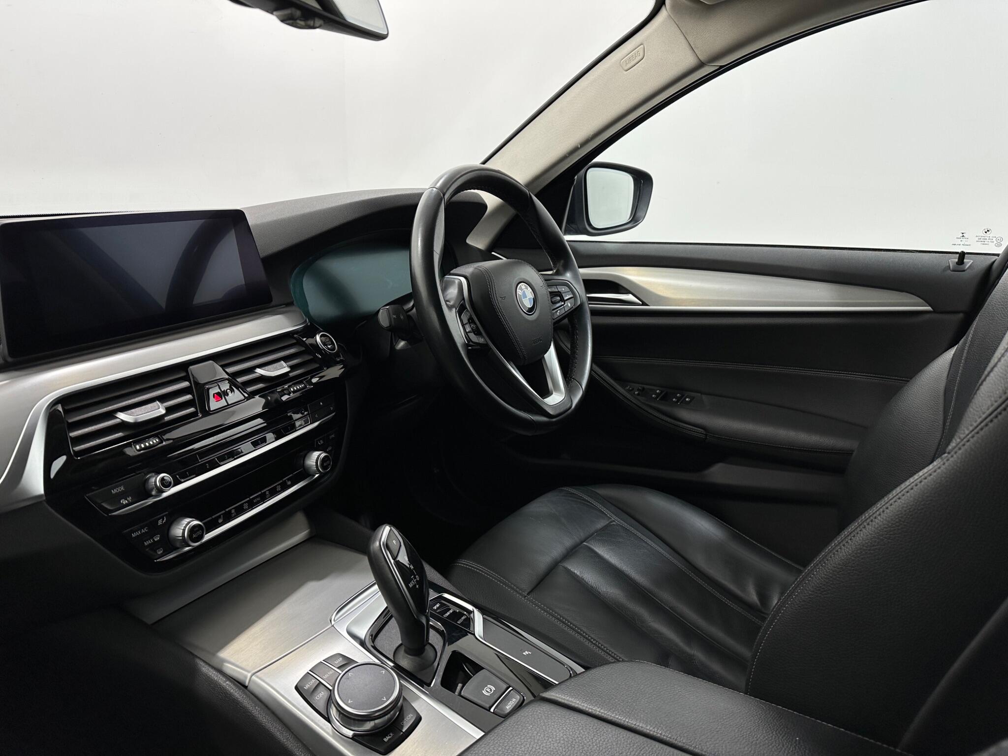 BMW 5 Series view 32