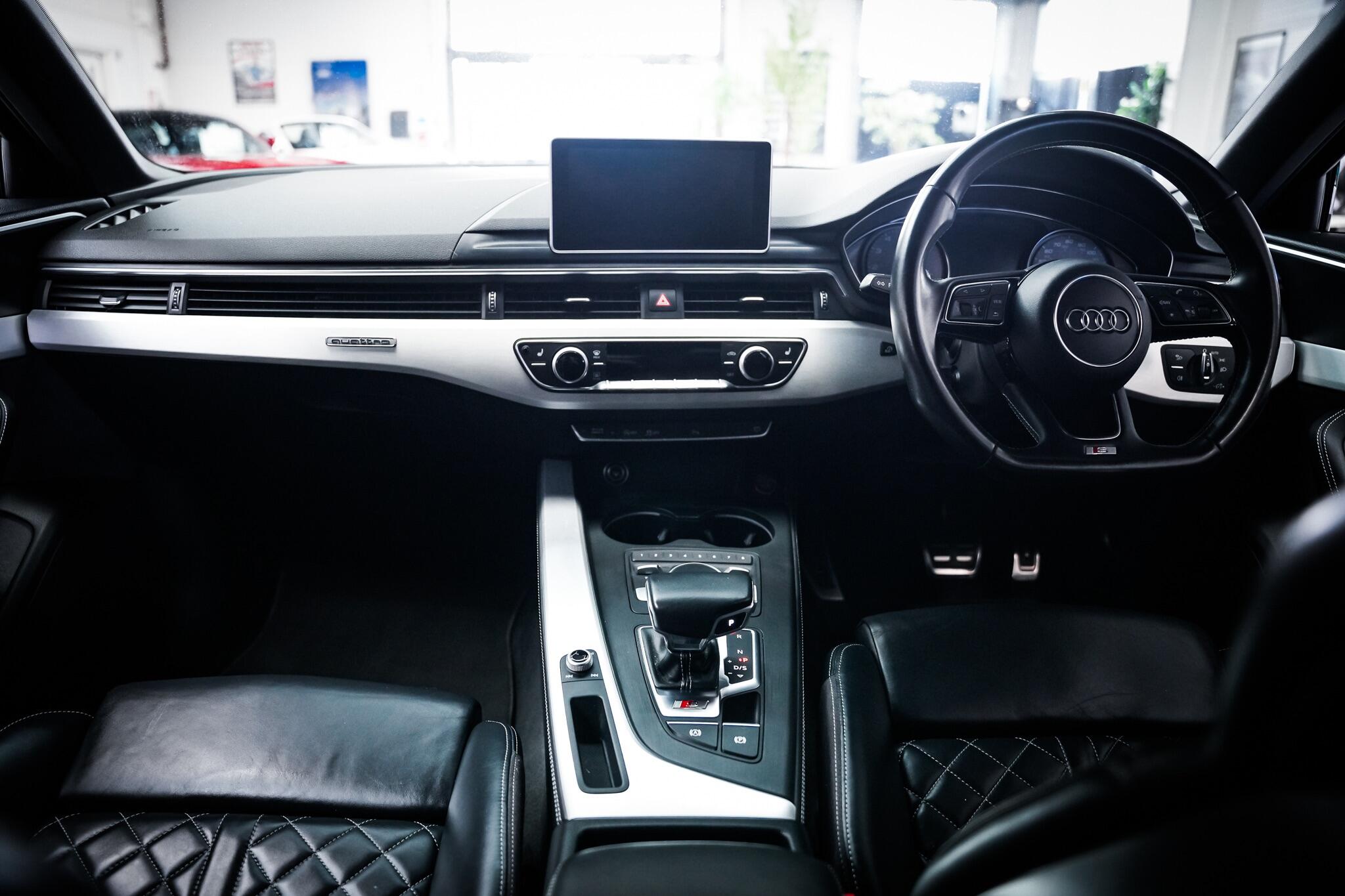 Audi S4 view 21