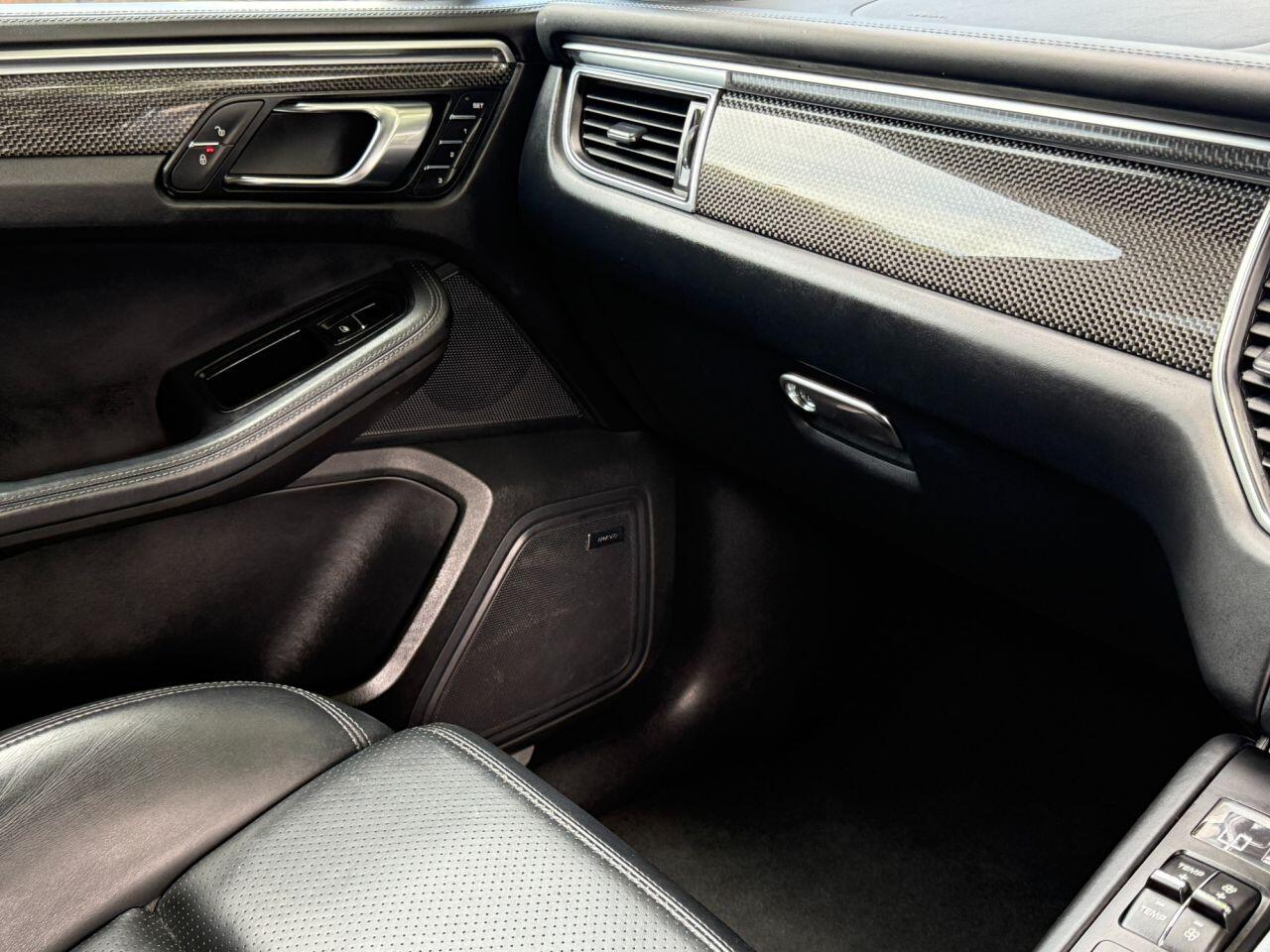 Porsche Macan view 23