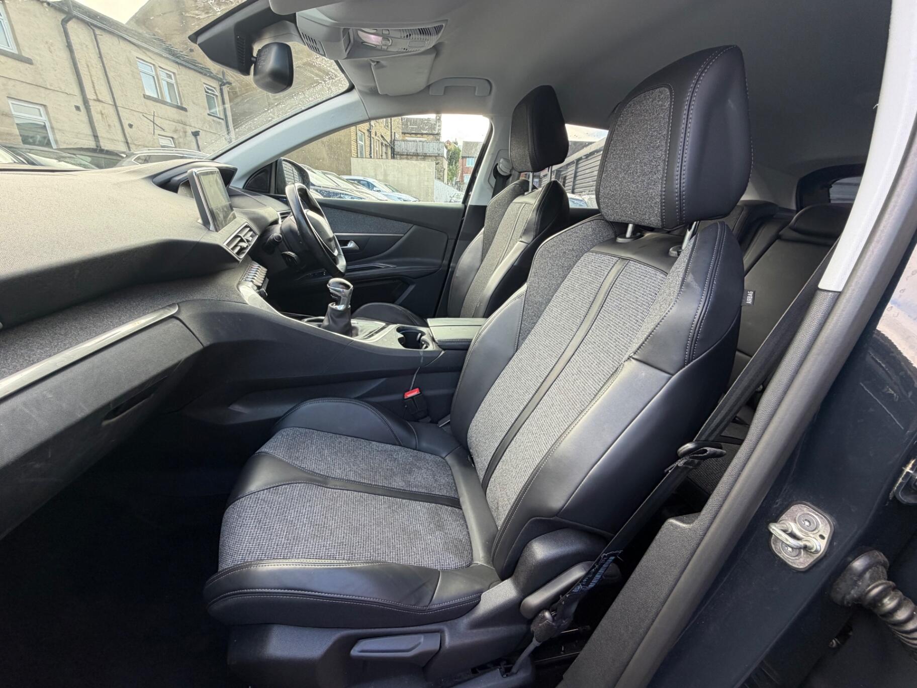 Peugeot 3008 view 11
