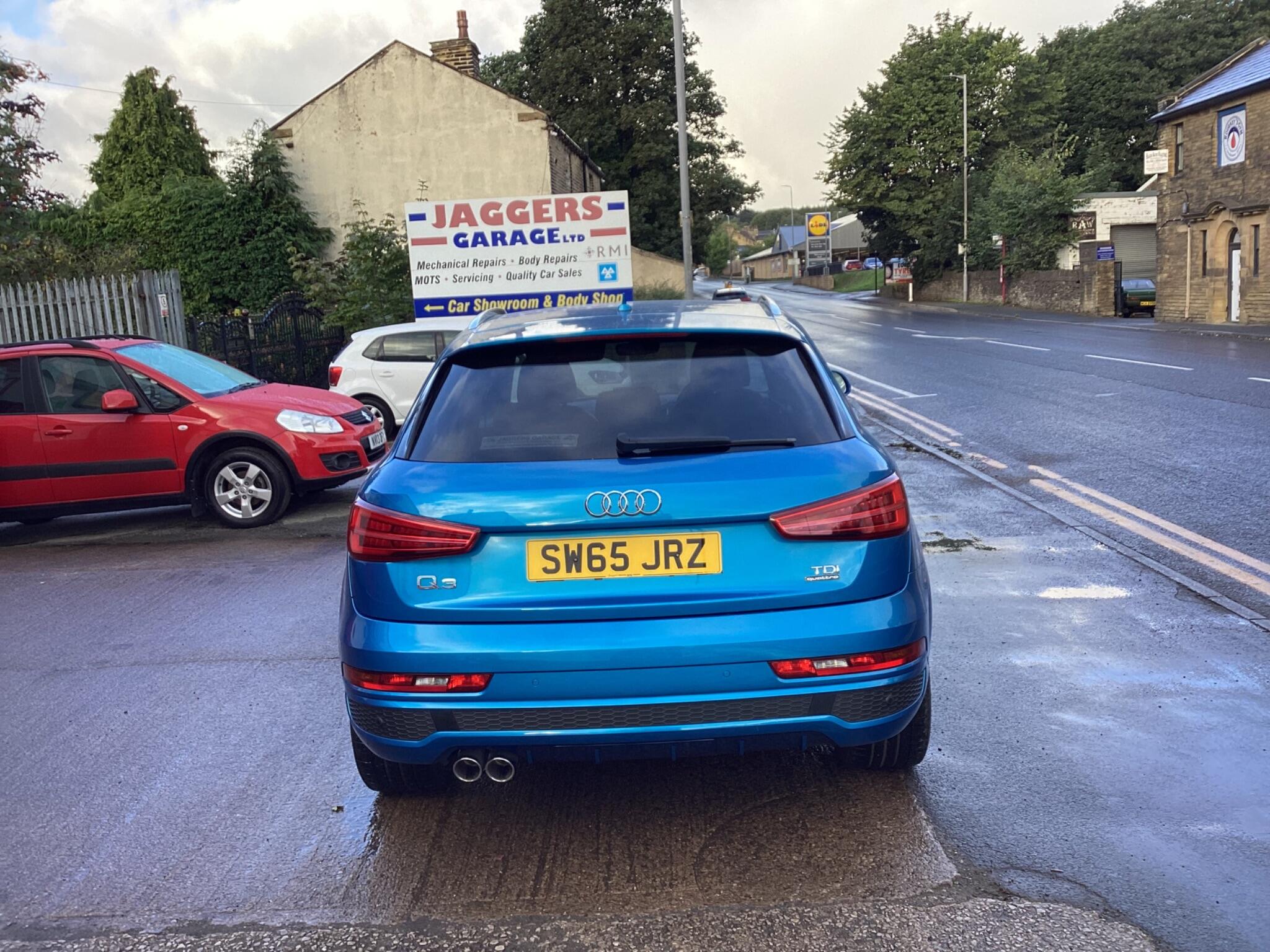 Audi Q3 view 9