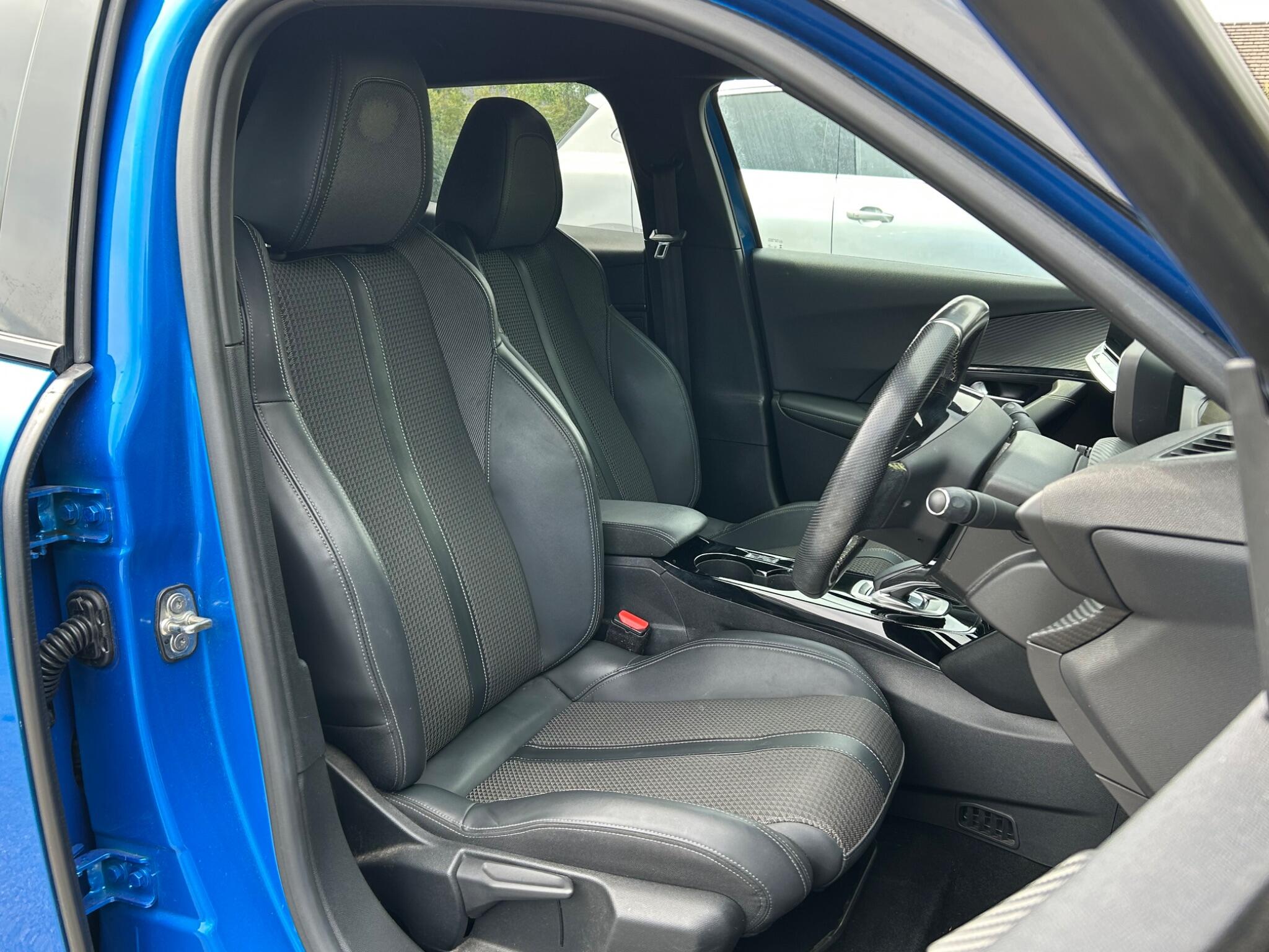 Peugeot E-2008 view 16