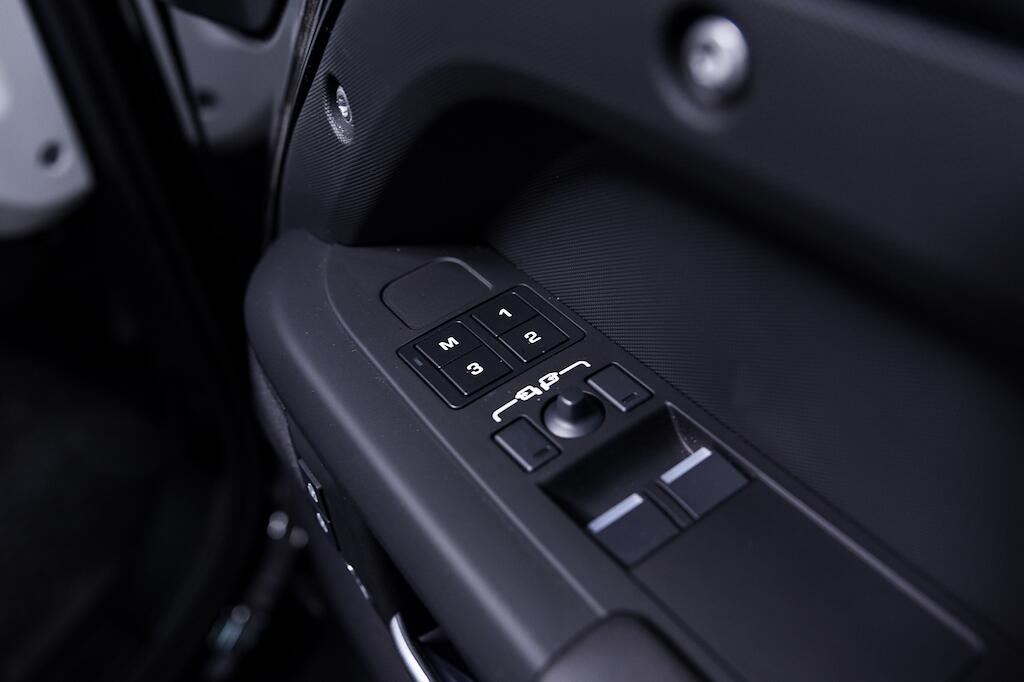 Land Rover Defender view 27