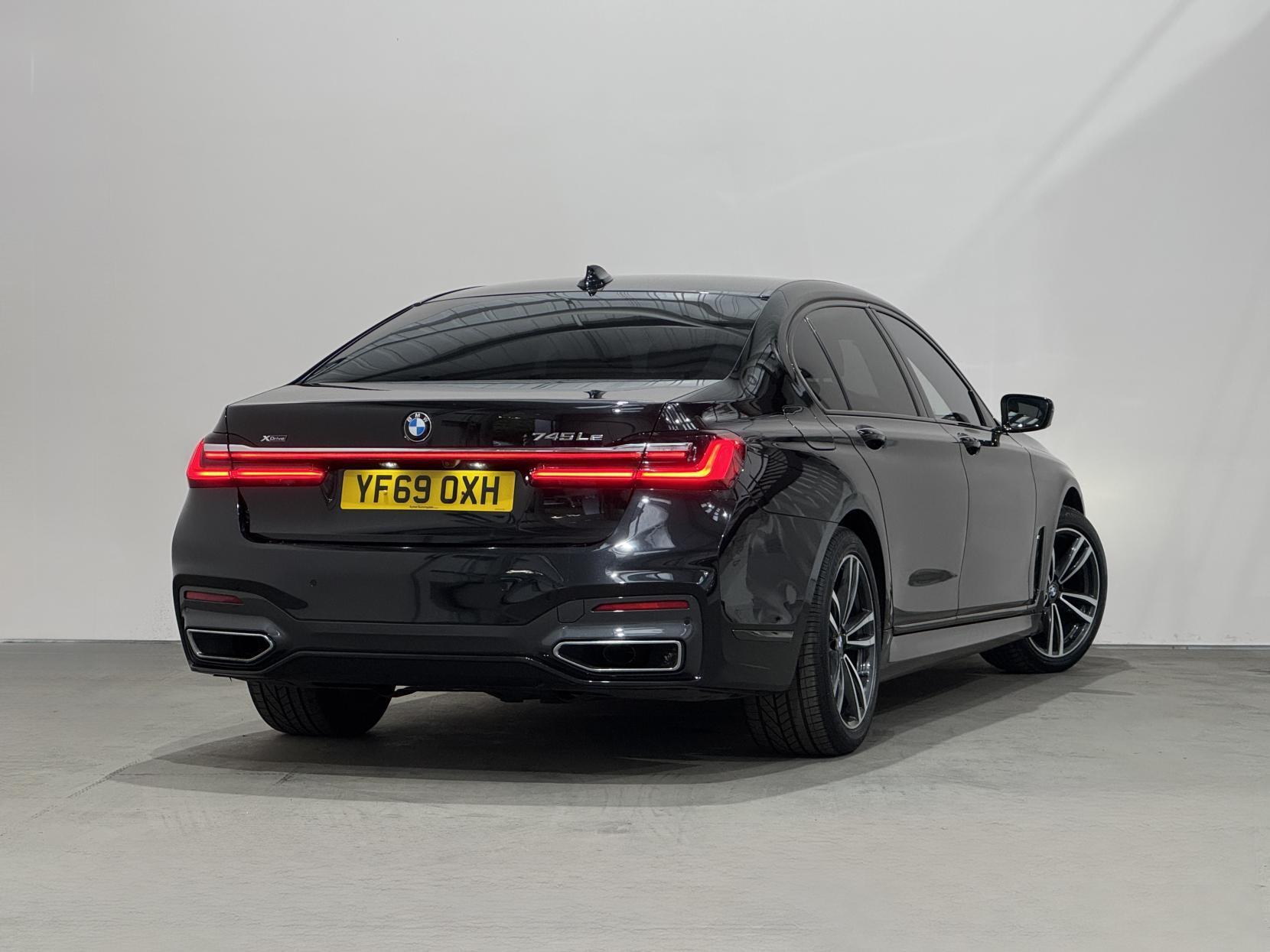 BMW 7 Series view 17