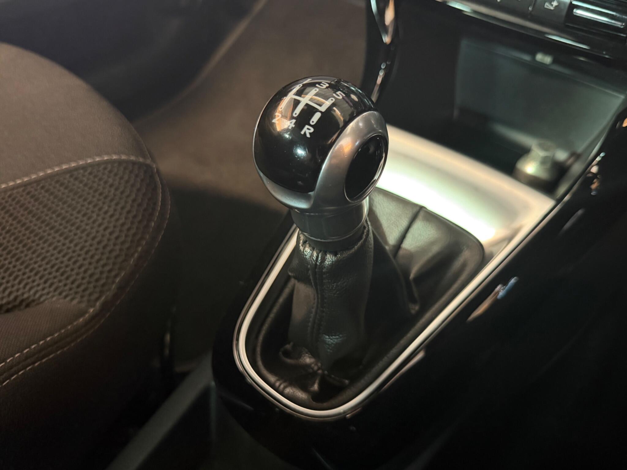 DS Automobiles DS 3 view 18