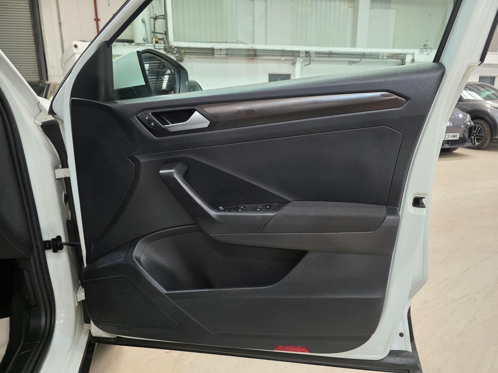 Volkswagen T-Roc view 12
