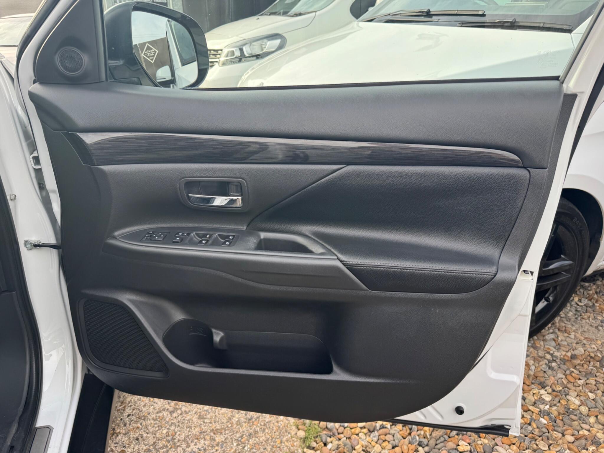 Mitsubishi Outlander view 28
