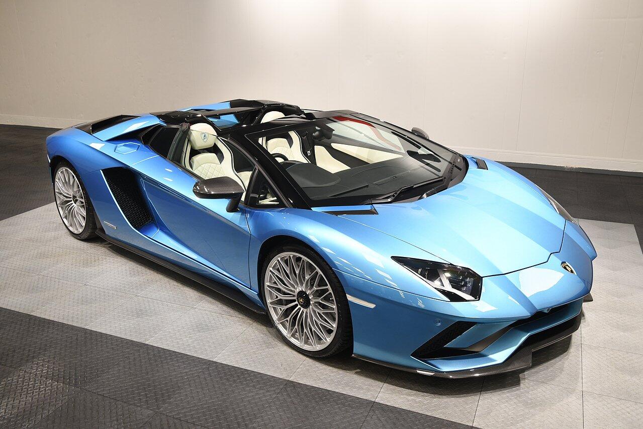 Lamborghini Aventador view 33