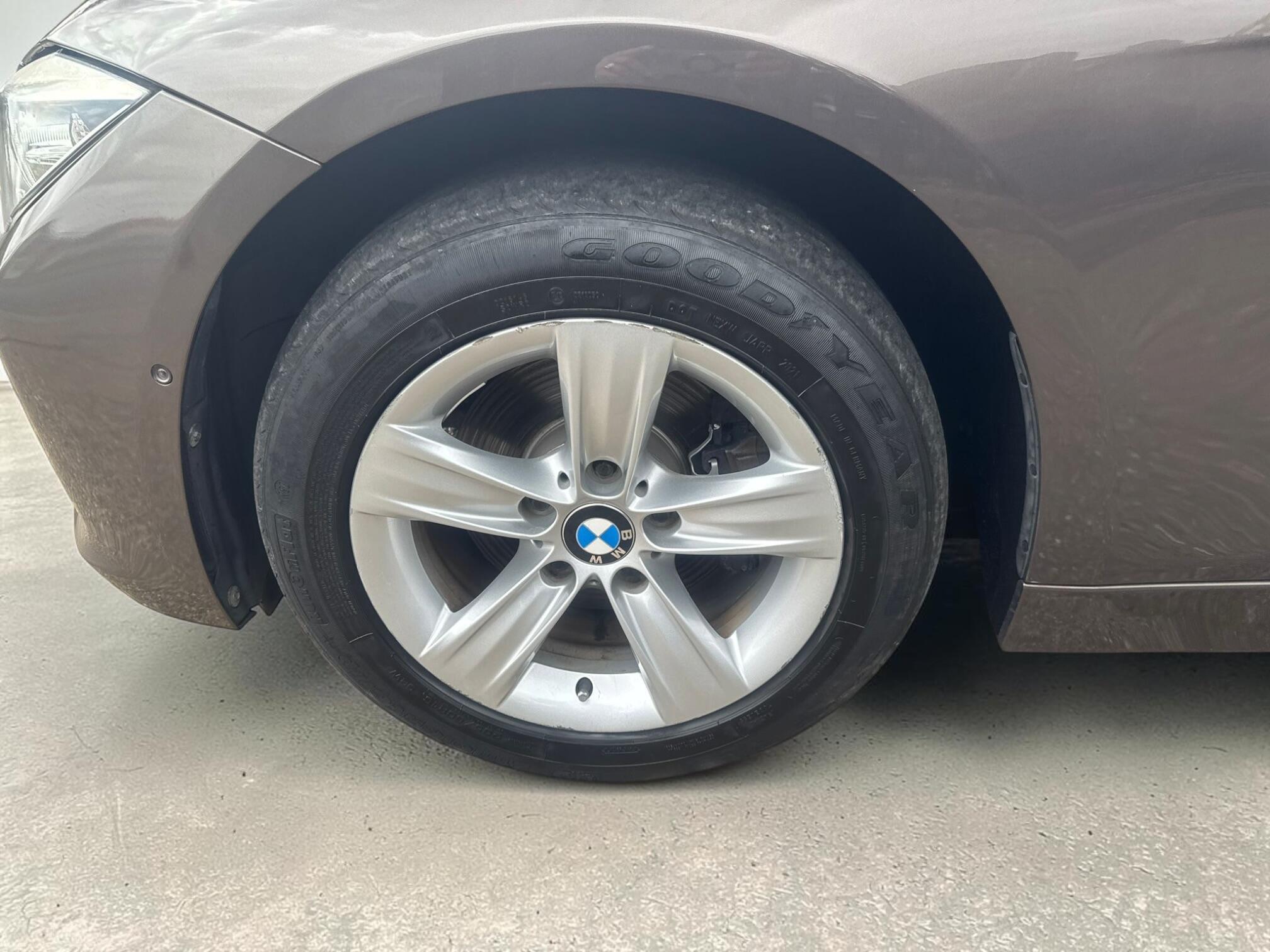 BMW 3 Series view 26