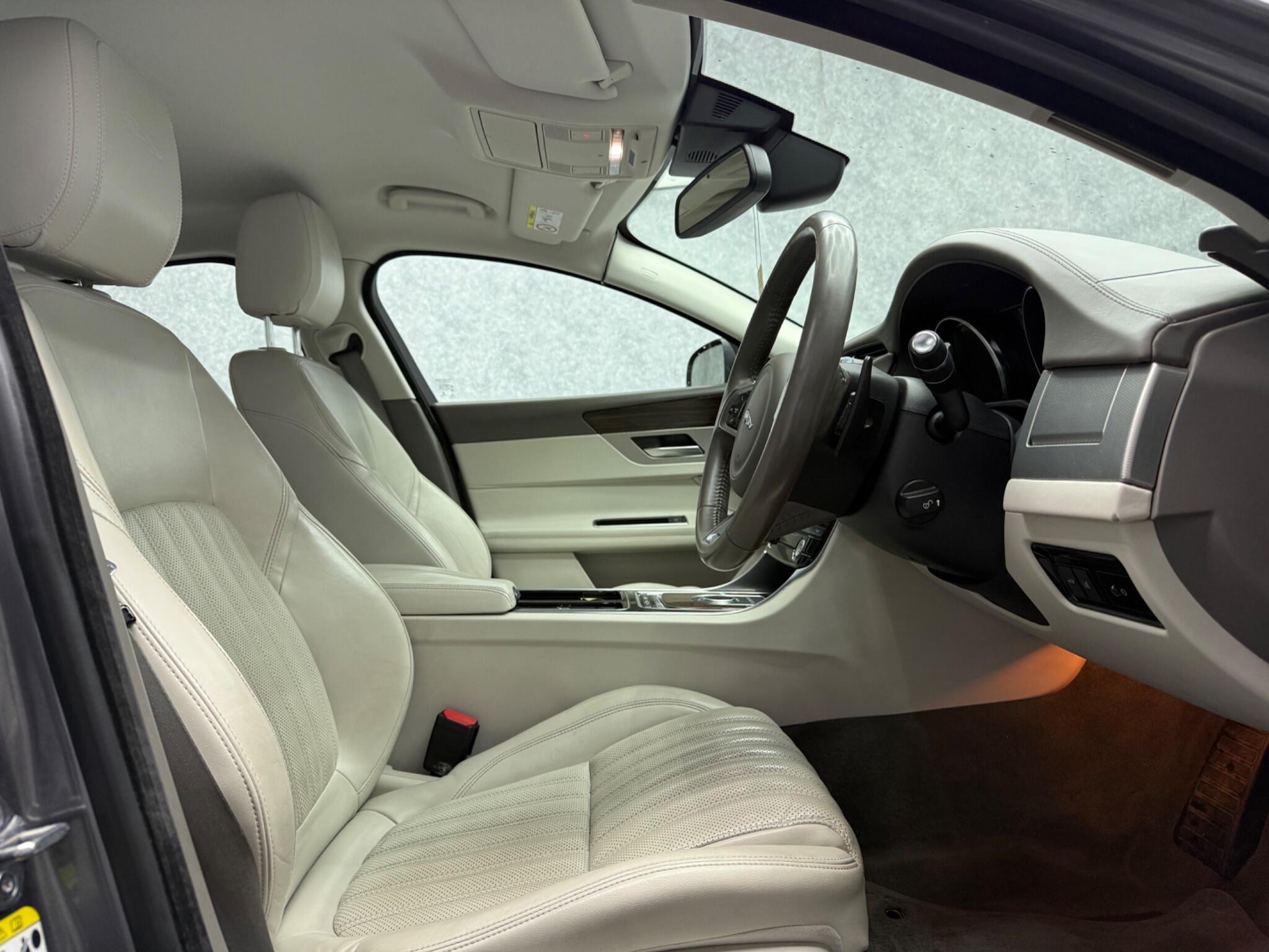 Jaguar XF view 11
