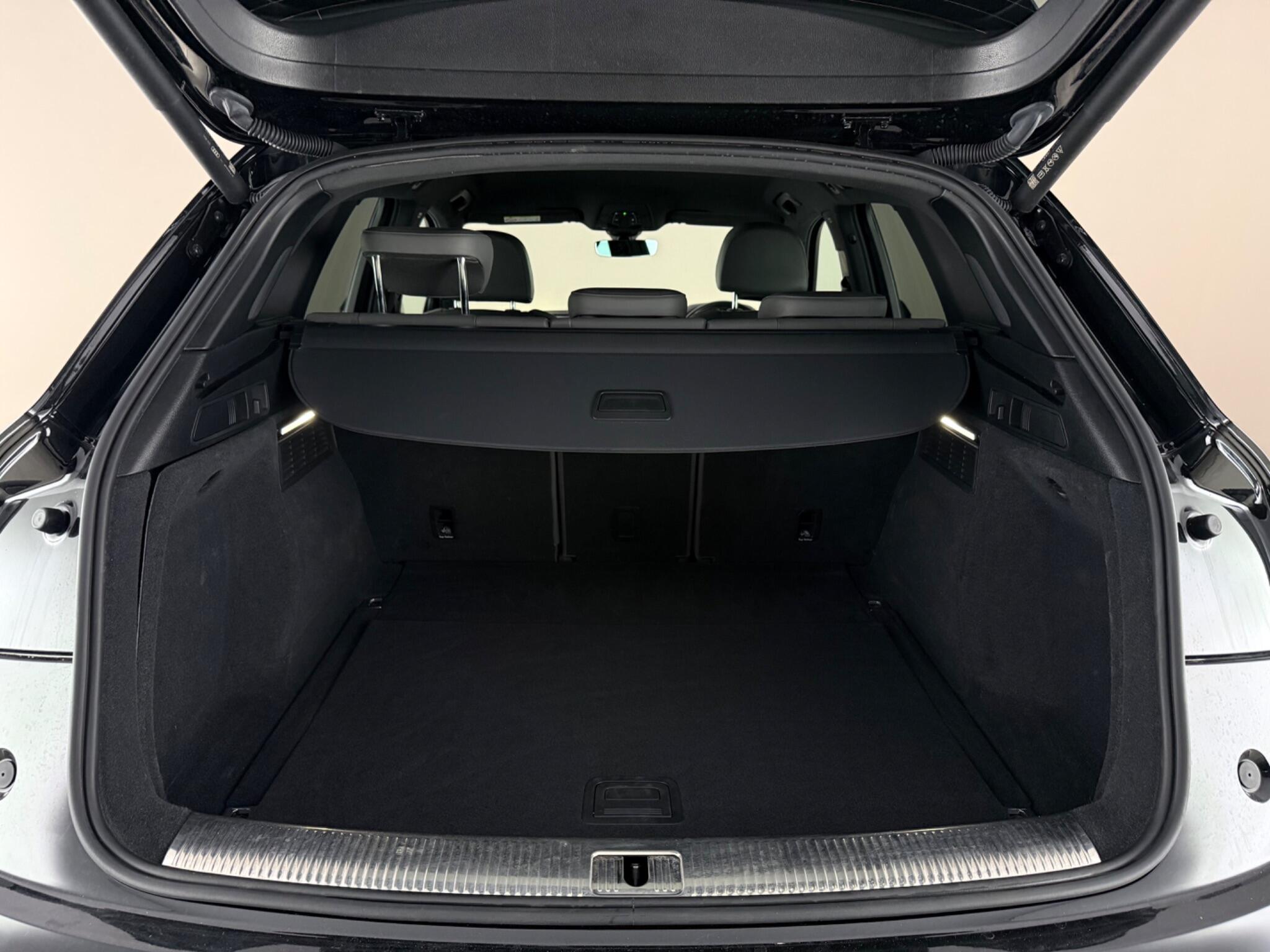 Audi Q5 view 10