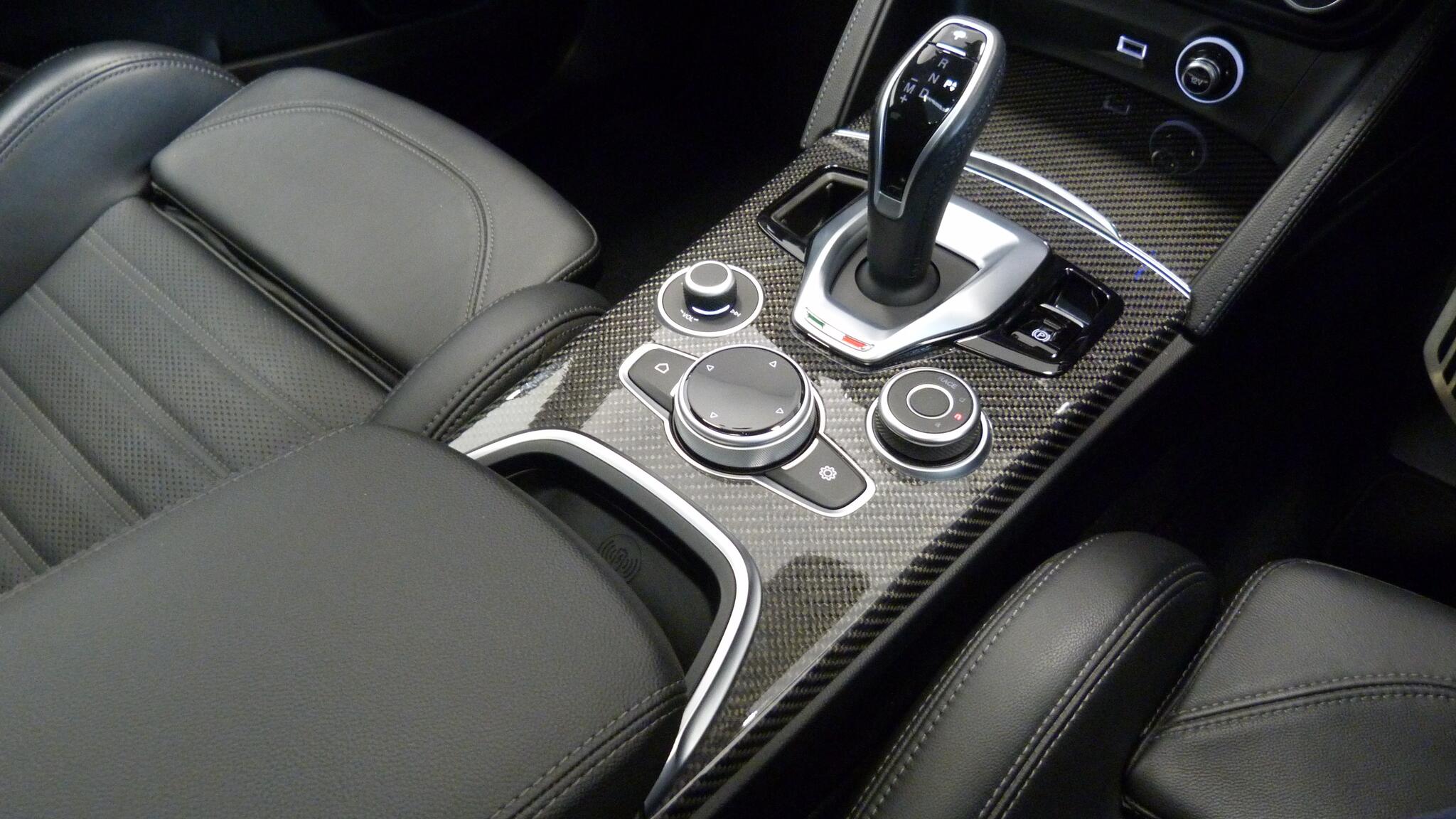 Alfa Romeo Stelvio view 31