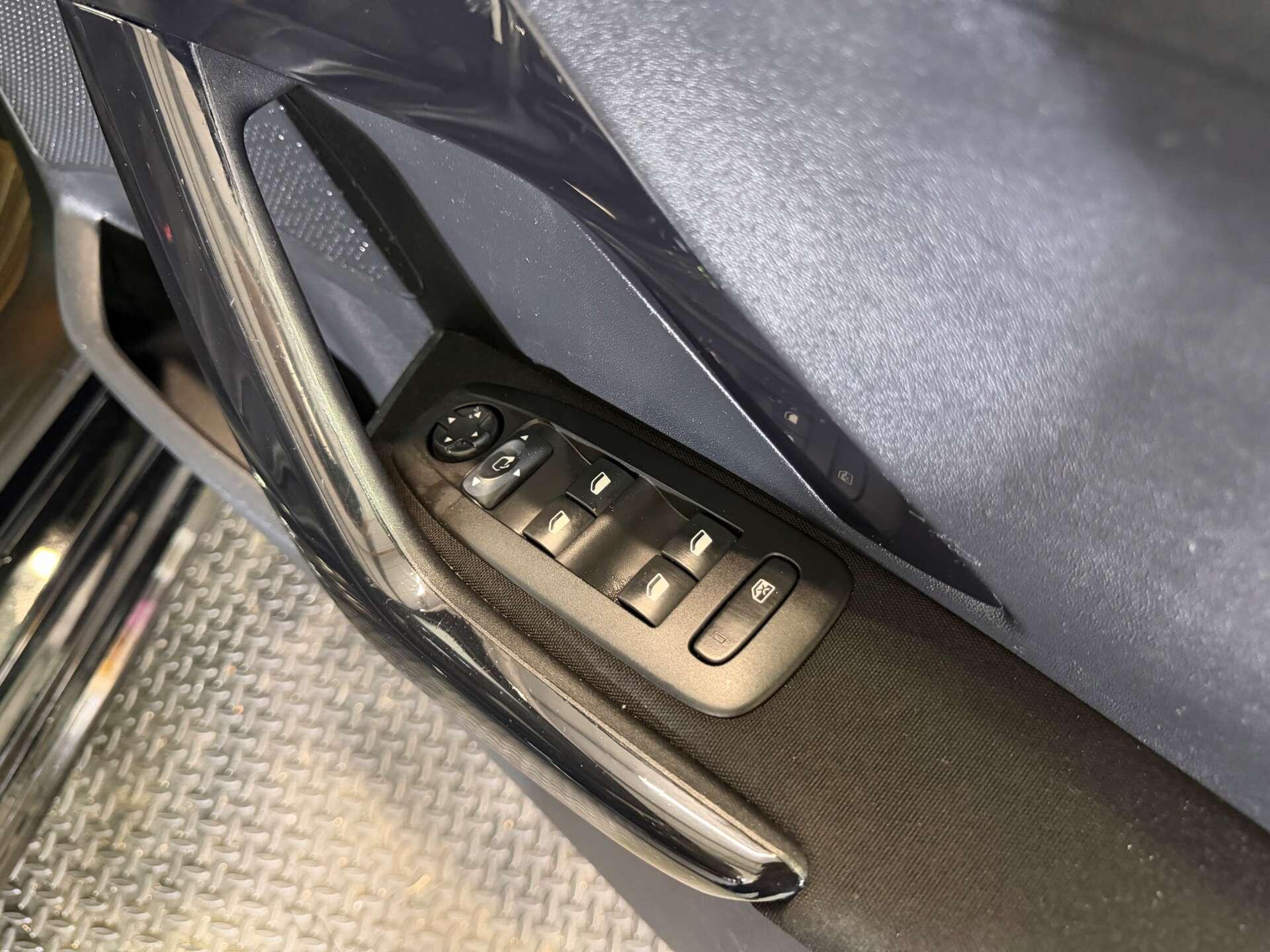 Peugeot 208 view 19