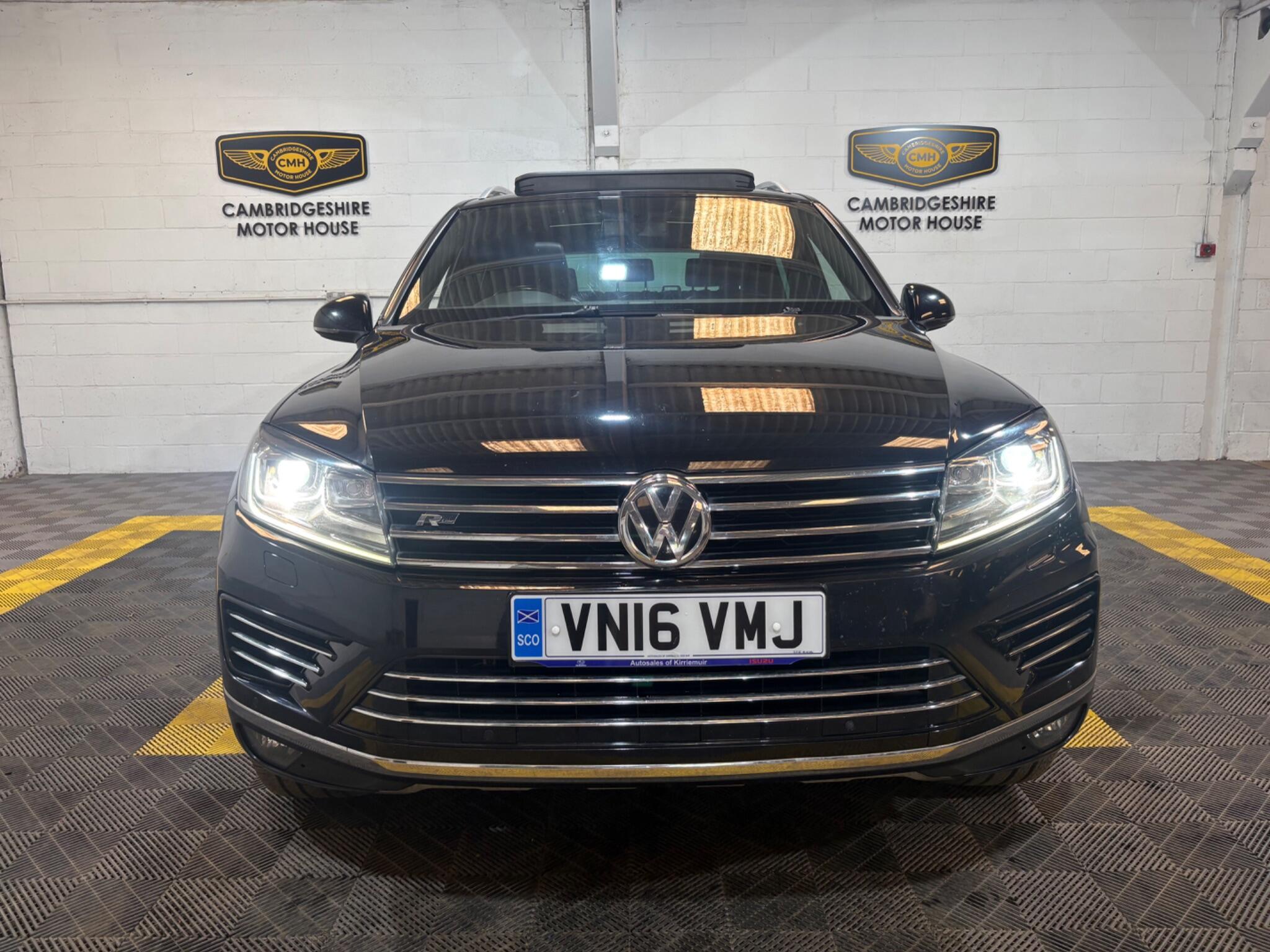 Volkswagen Touareg view 6