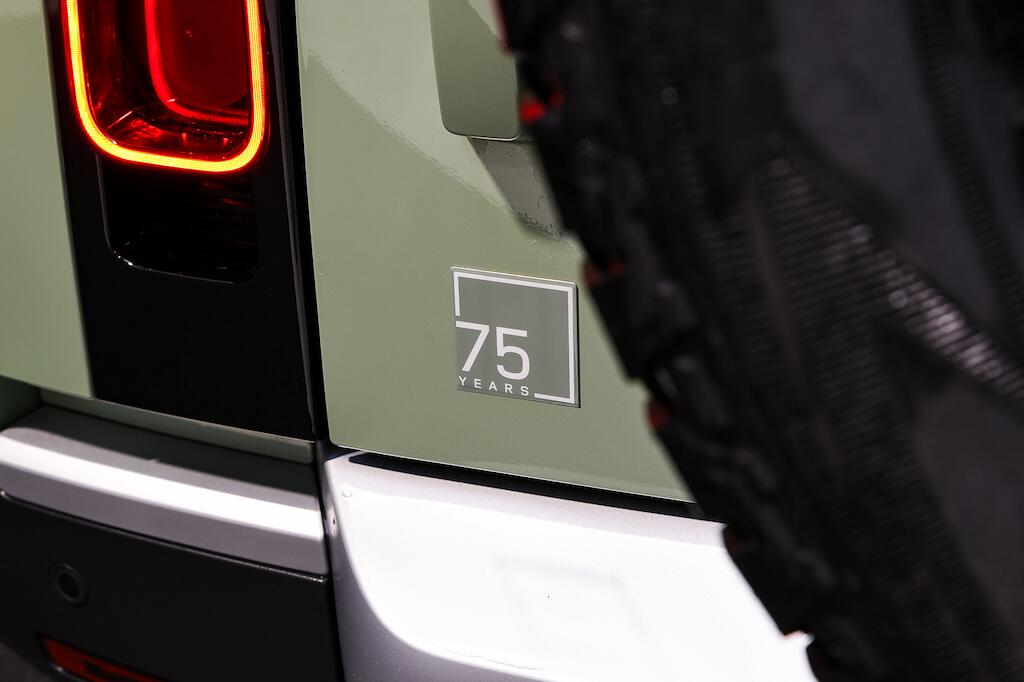 Land Rover Defender view 12