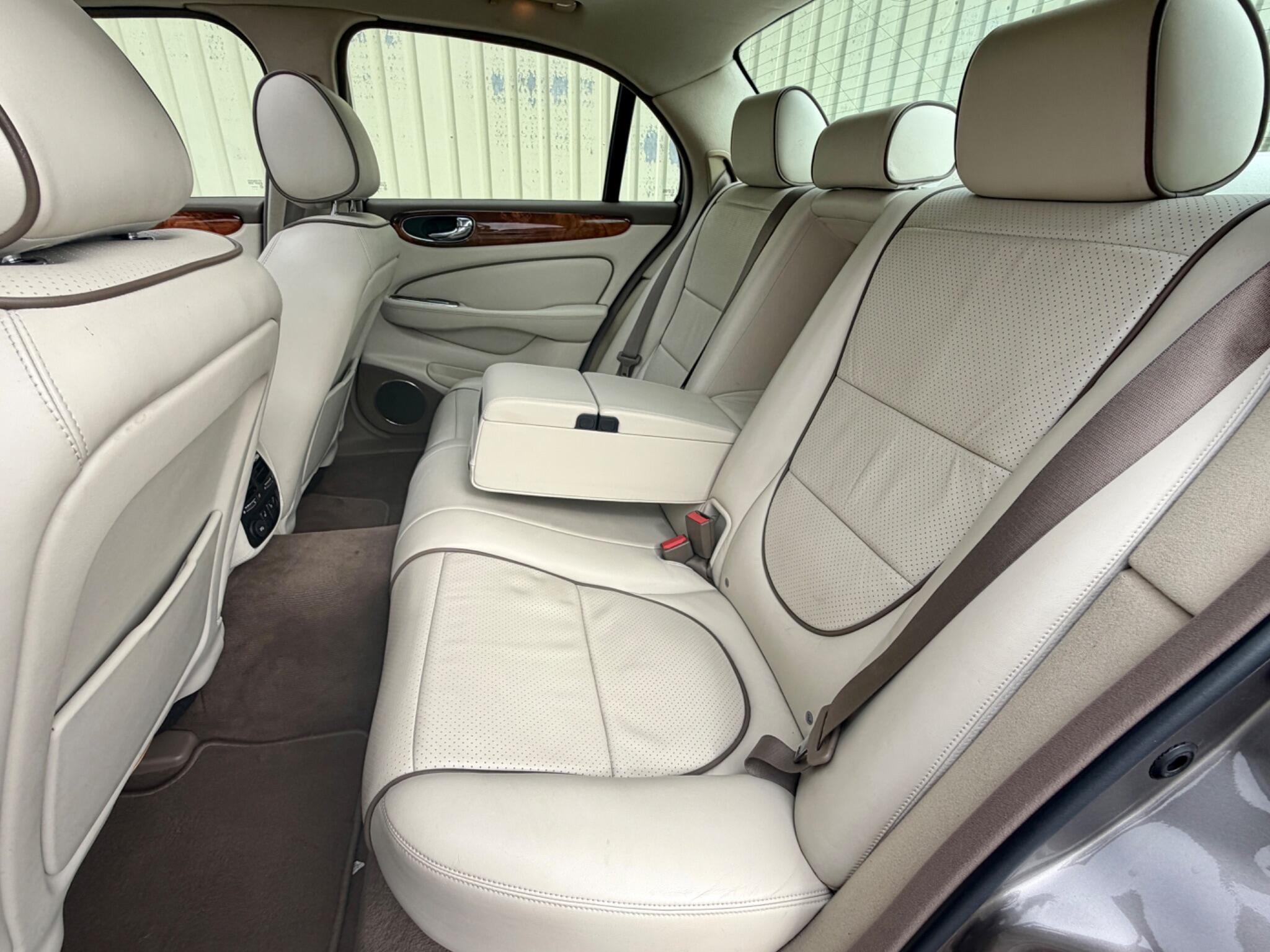 Jaguar XJ view 15