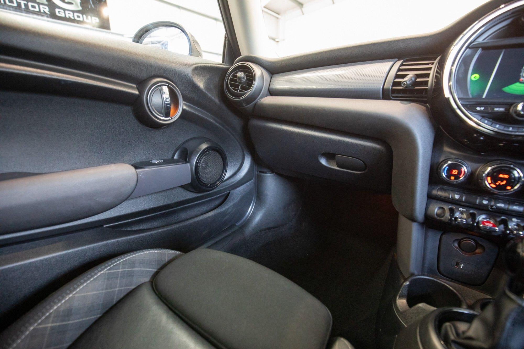 Mini Hatch view 23