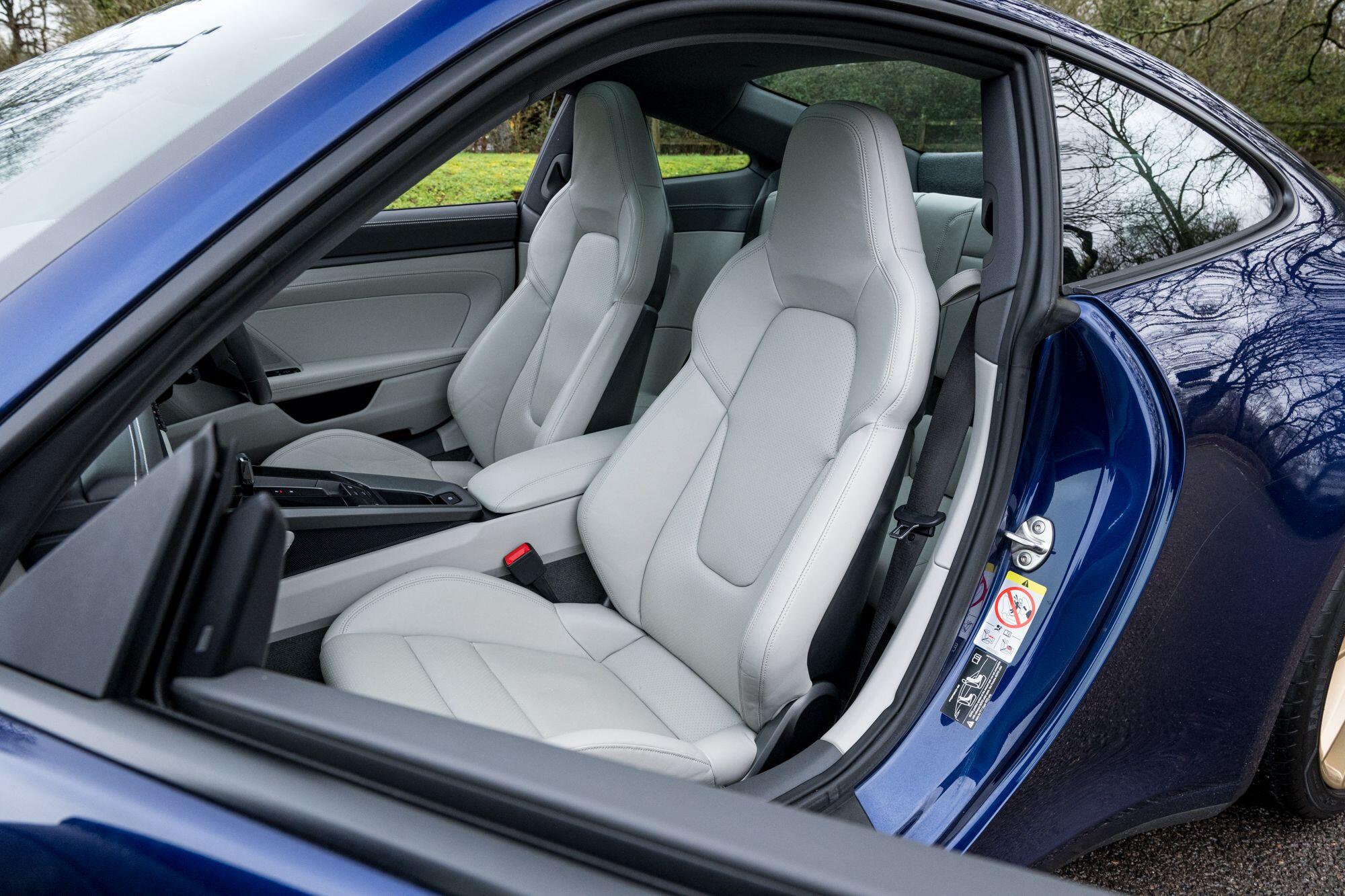 Porsche 911 view 34