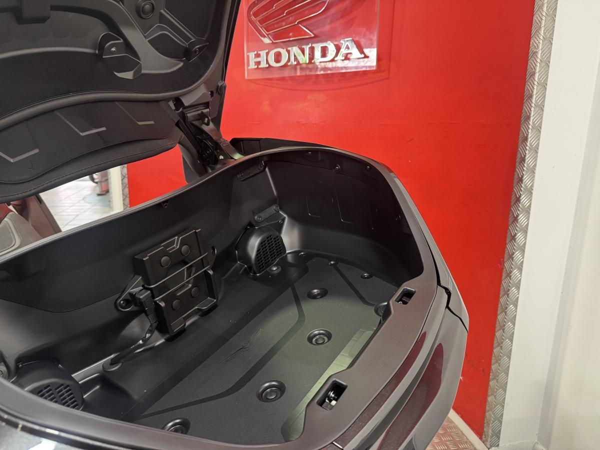 Honda GL1800 Gold Wing view 9