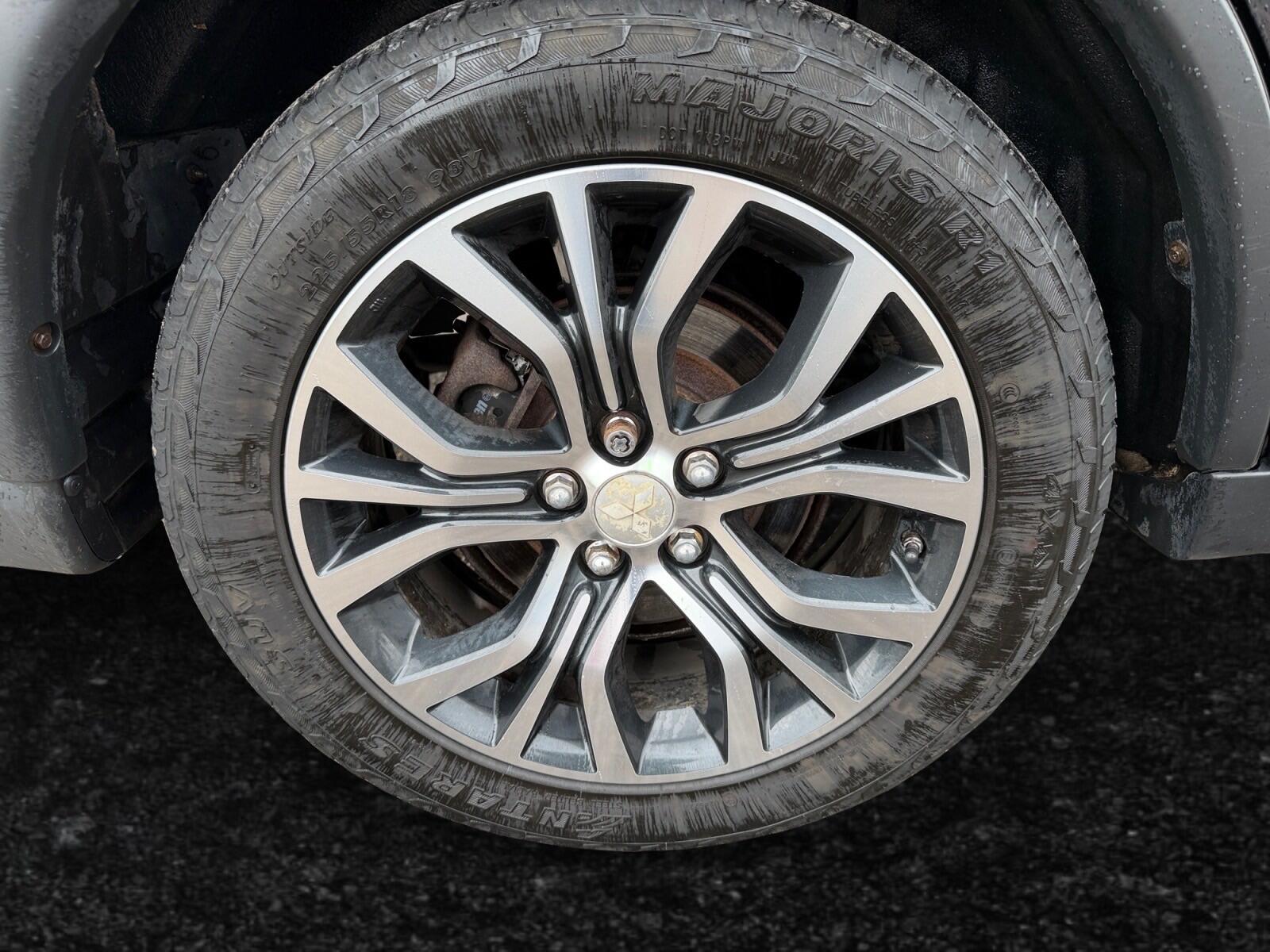 Mitsubishi Outlander view 12