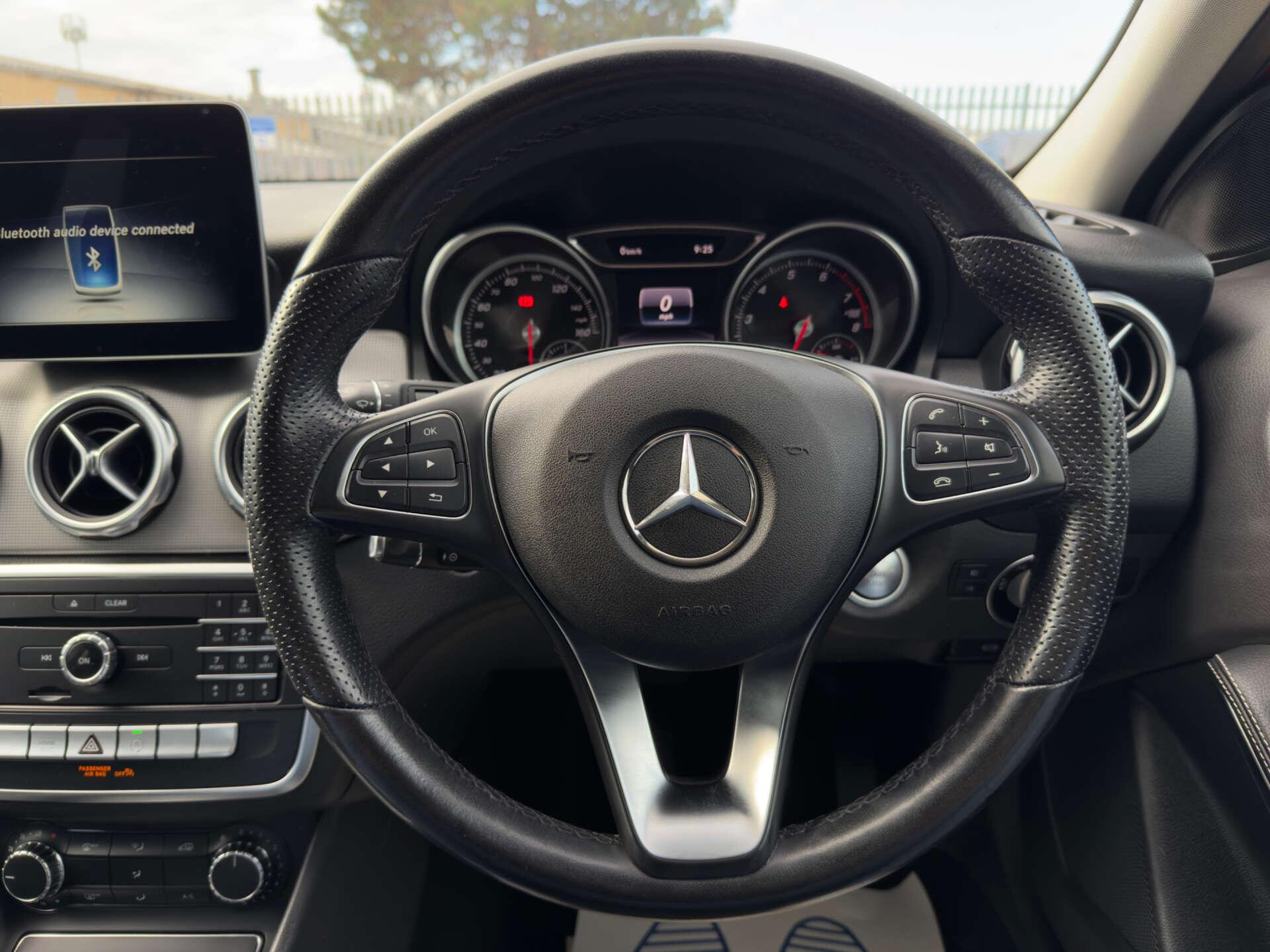 Mercedes-Benz GLA view 49