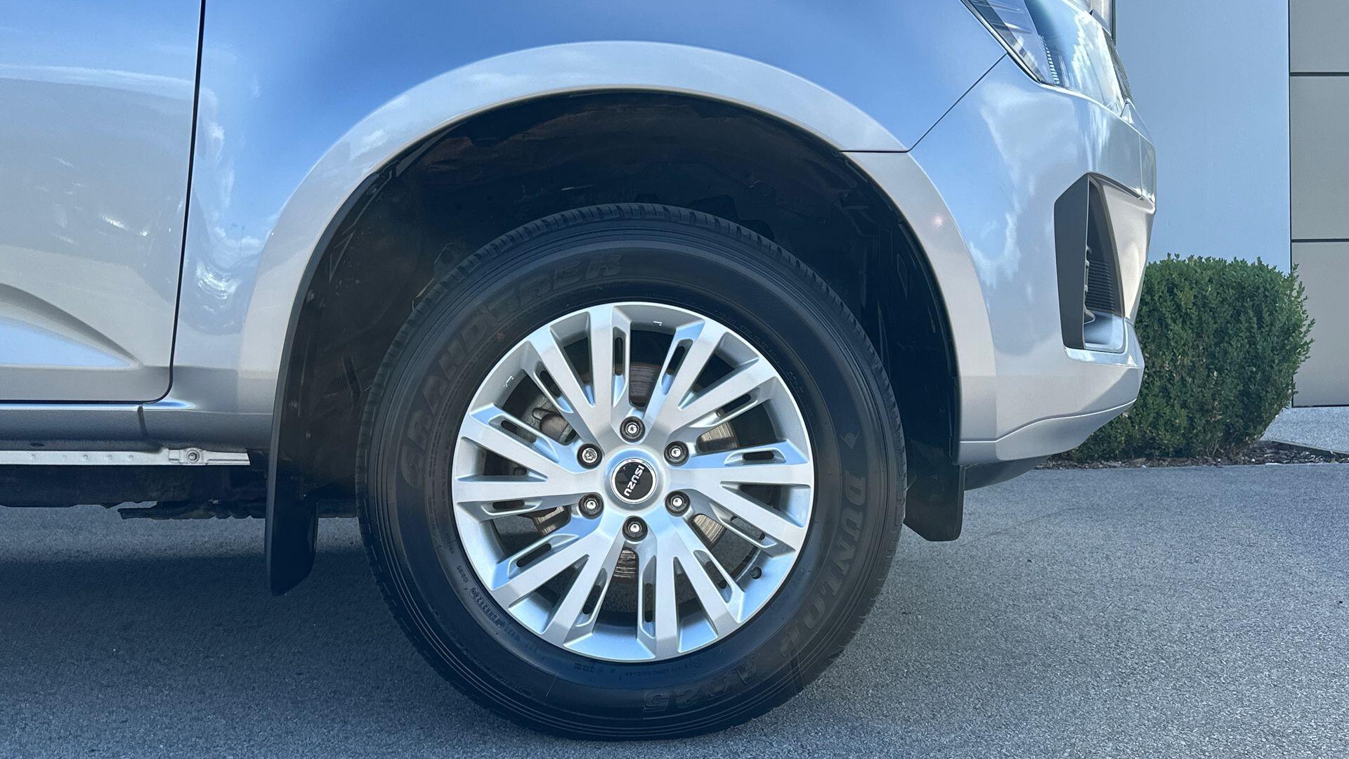 Isuzu D-Max view 8