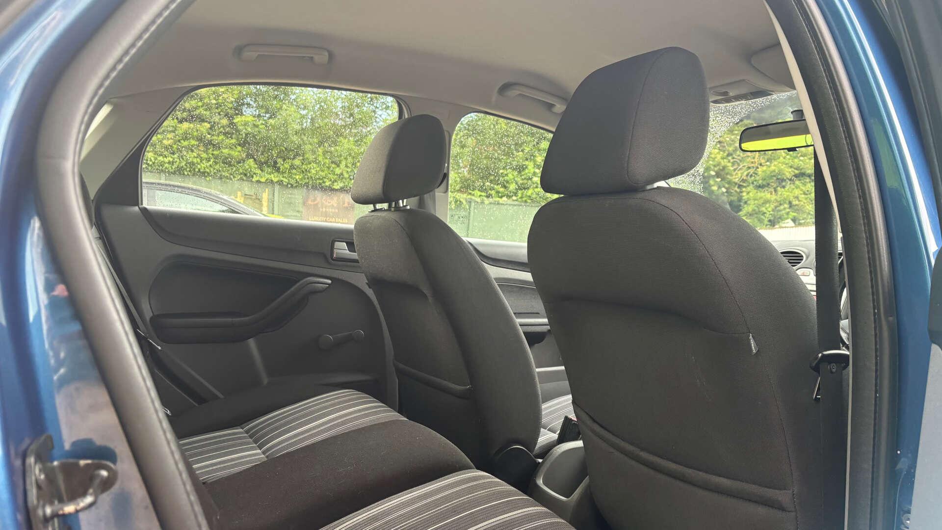 Ford Focus view 9