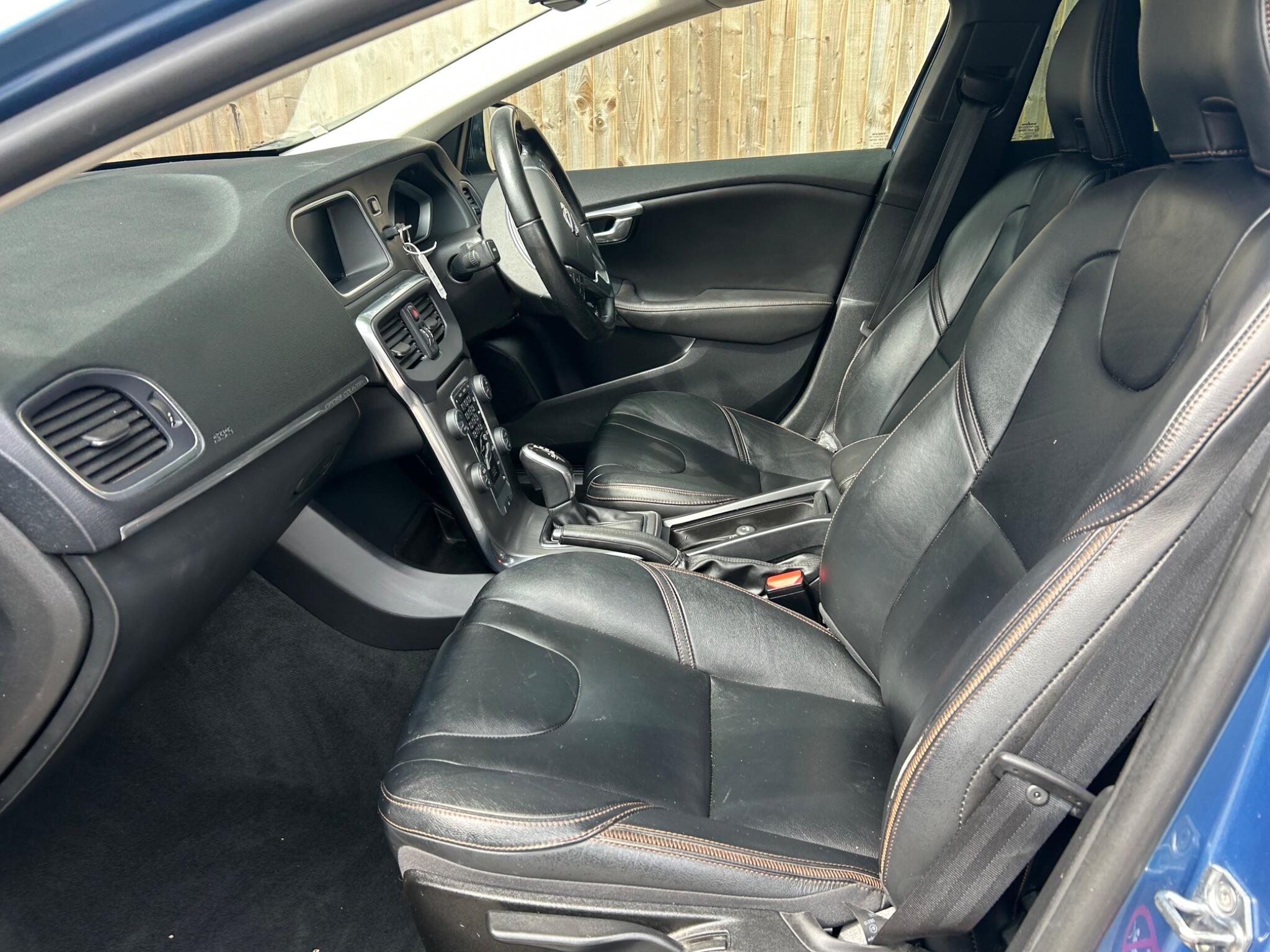 Volvo V40 Cross Country view 32
