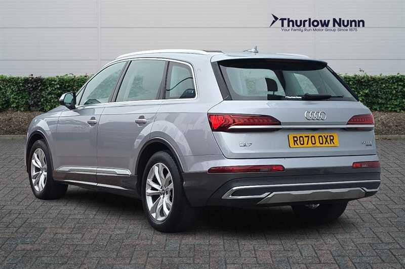 Audi Q7 view 5