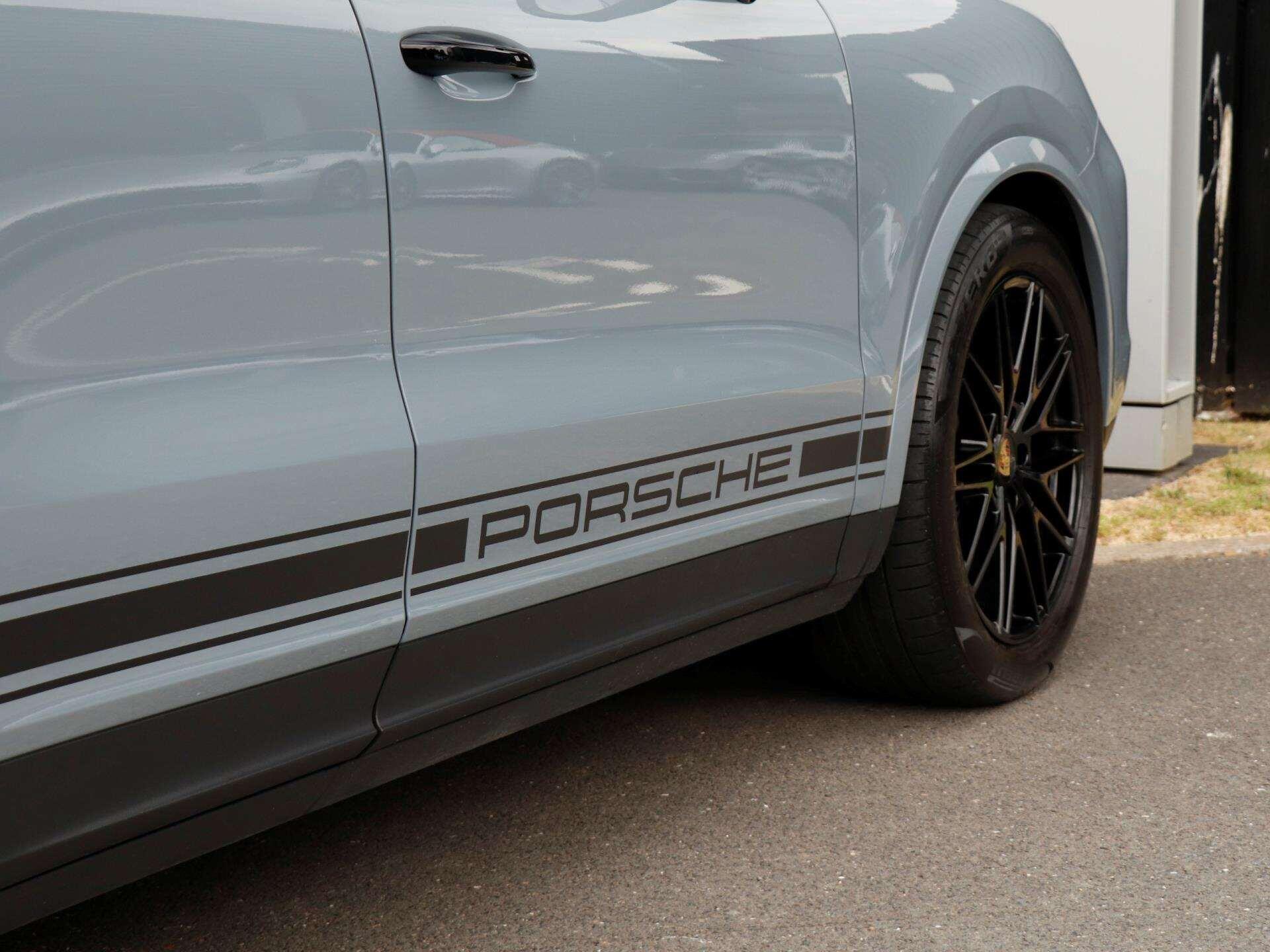Porsche Cayenne view 29