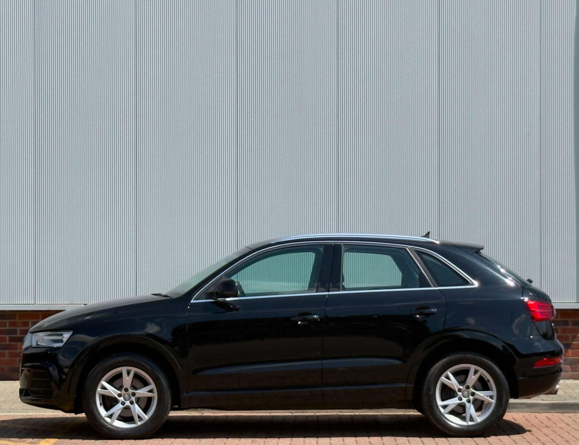 Audi Q3 view 11