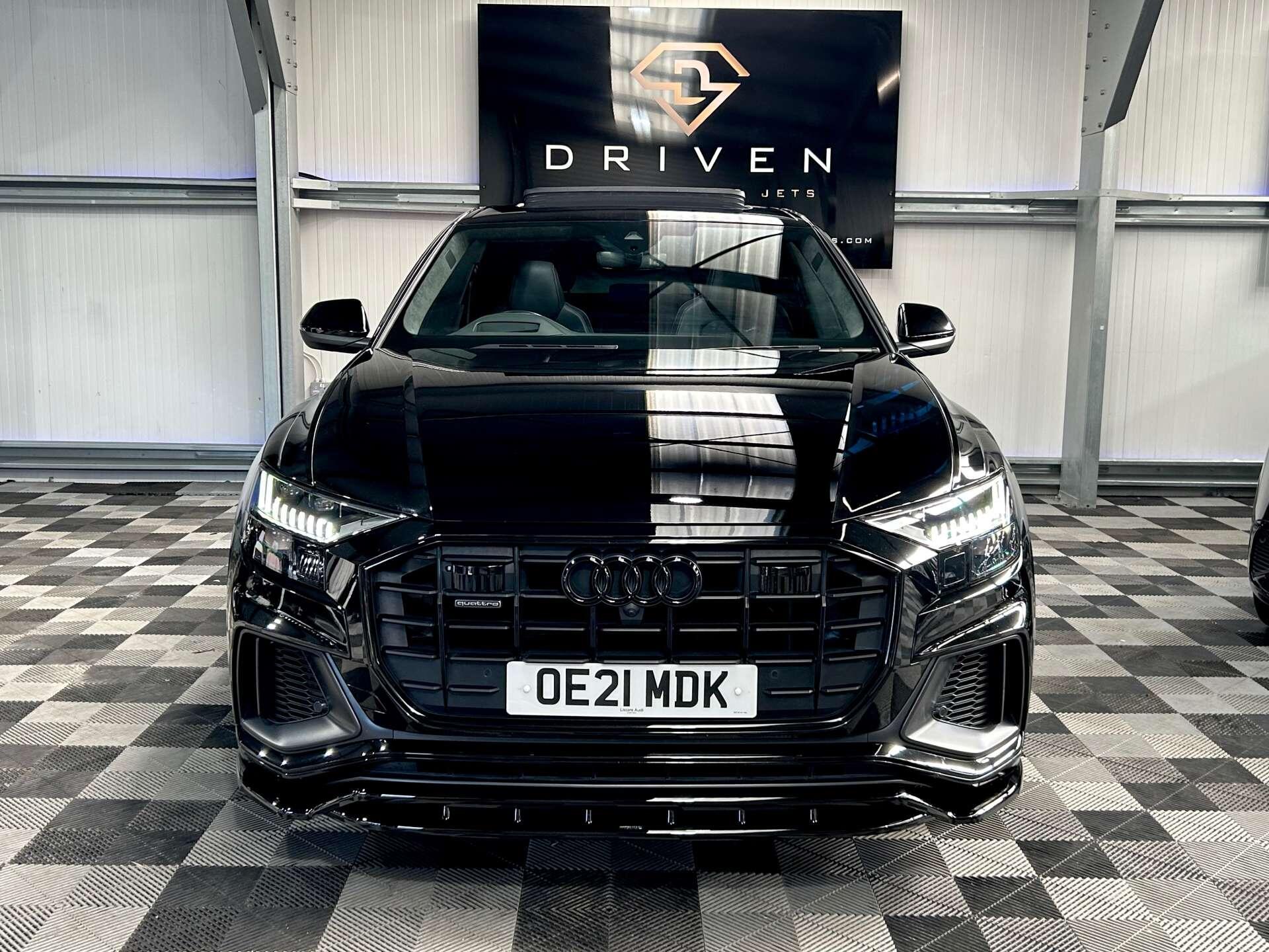 Audi Q8 view 8