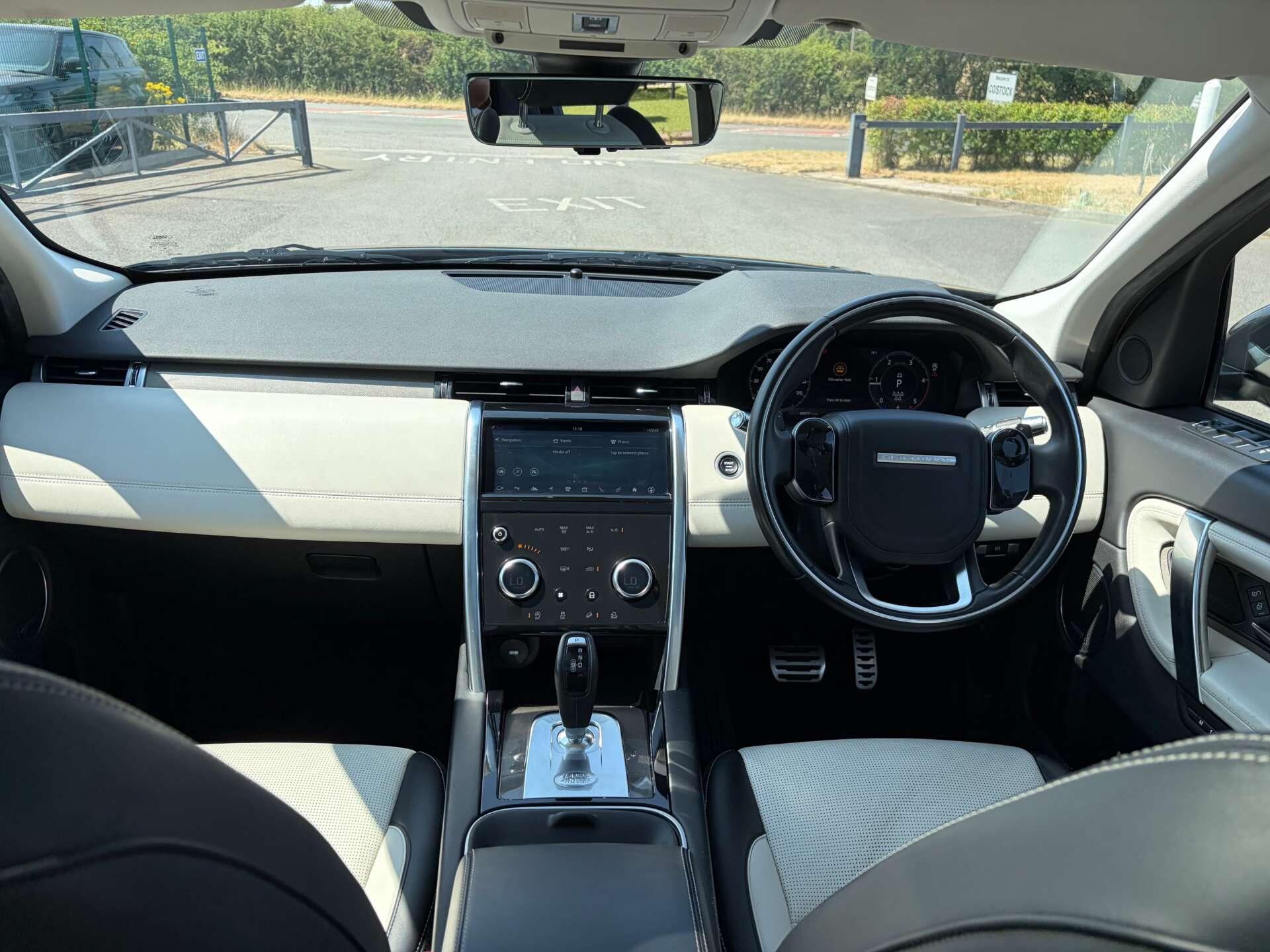 Land Rover Discovery Sport view 32